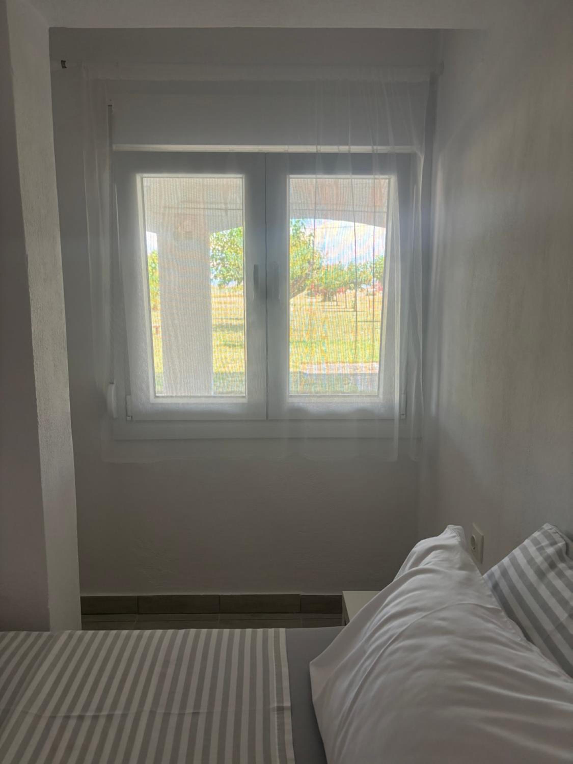 Sapphire Apartment , Beachfront Family Apartment for 4 with Private Garden, 1-Minute Walk to the Beach