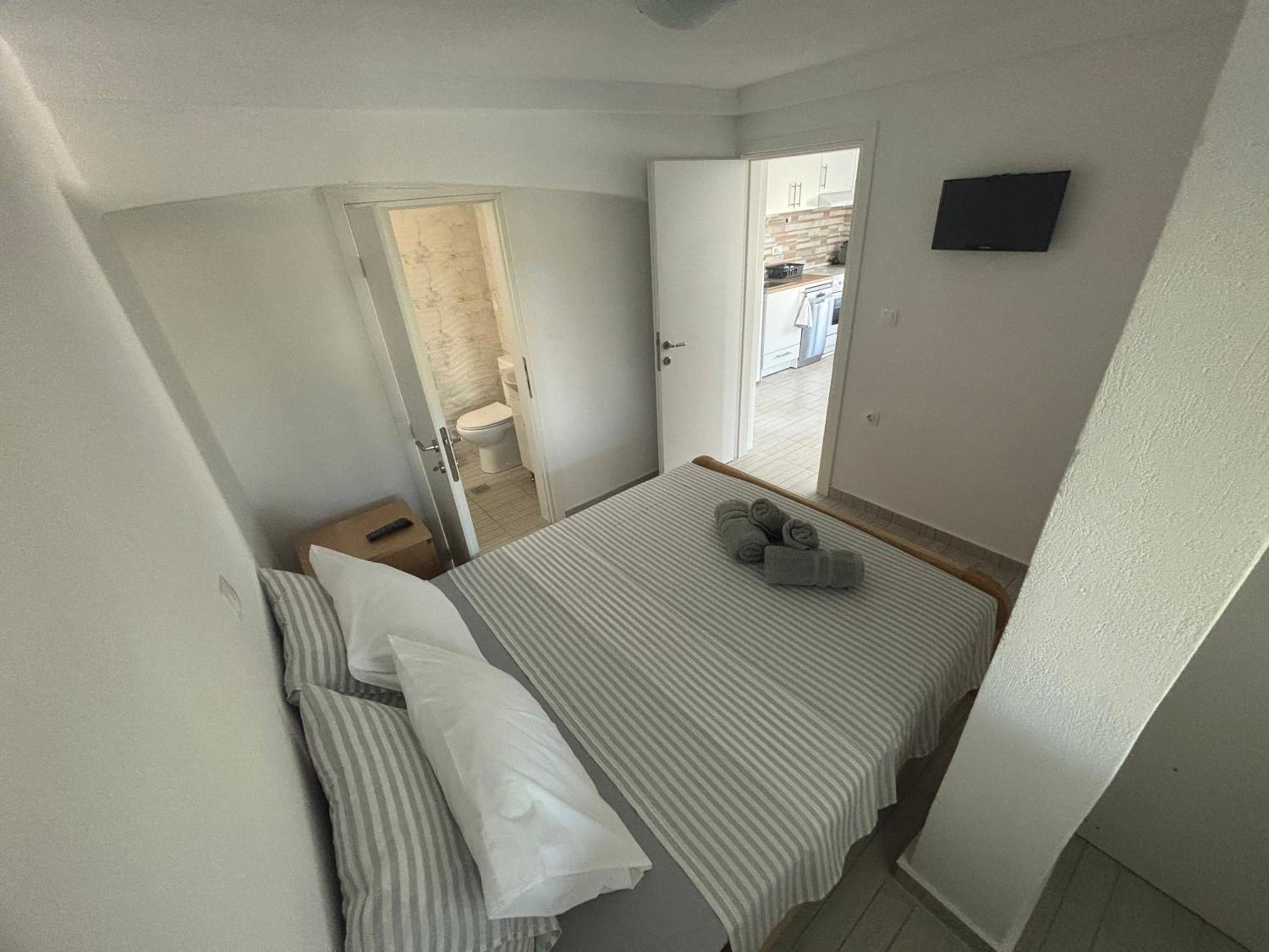 Sapphire Apartment , Beachfront Family Apartment for 4 with Private Garden, 1-Minute Walk to the Beach