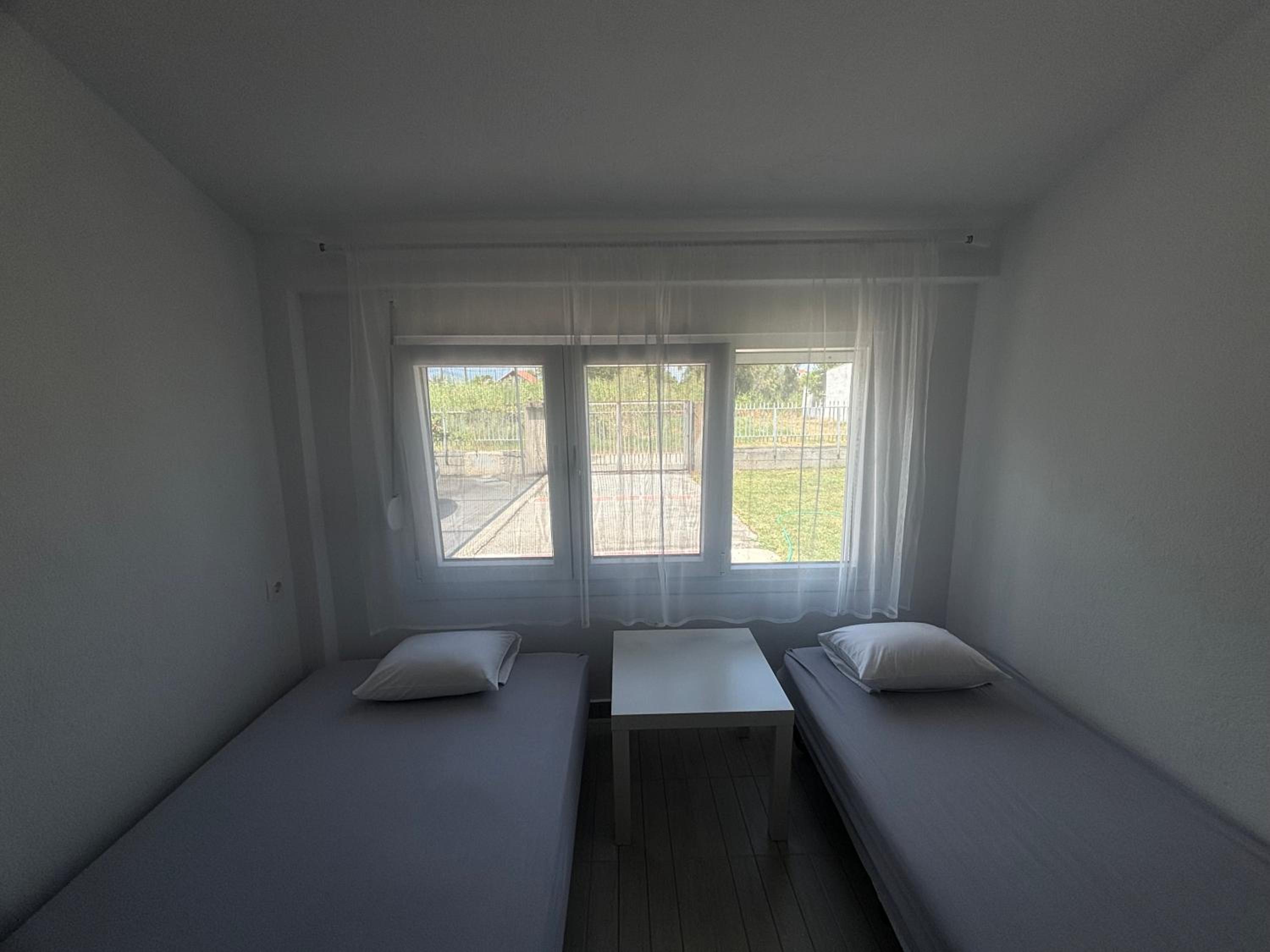 Sapphire Apartment , Beachfront Family Apartment for 4 with Private Garden, 1-Minute Walk to the Beach