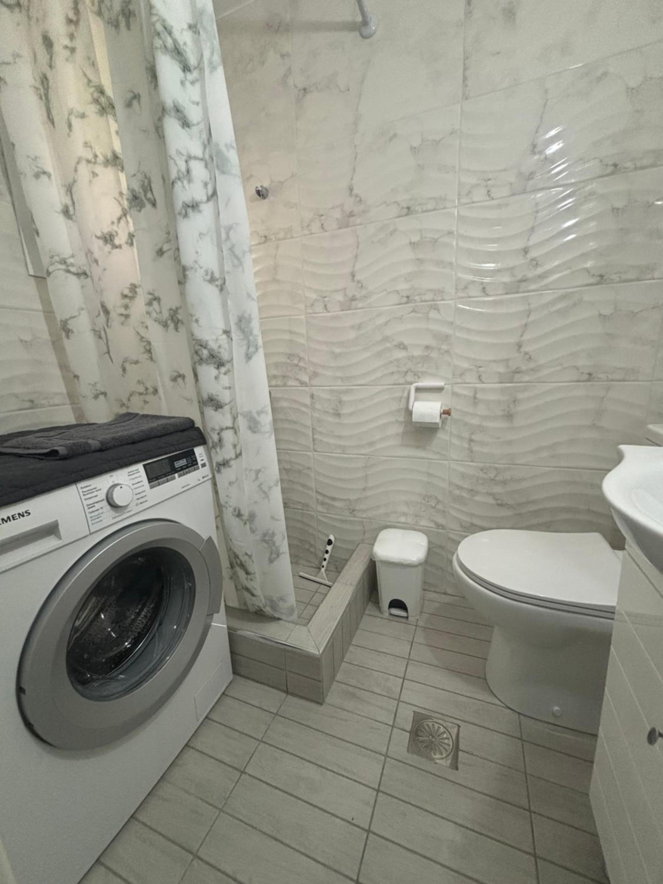Sapphire Apartment , Beachfront Family Apartment for 4 with Private Garden, 1-Minute Walk to the Beach