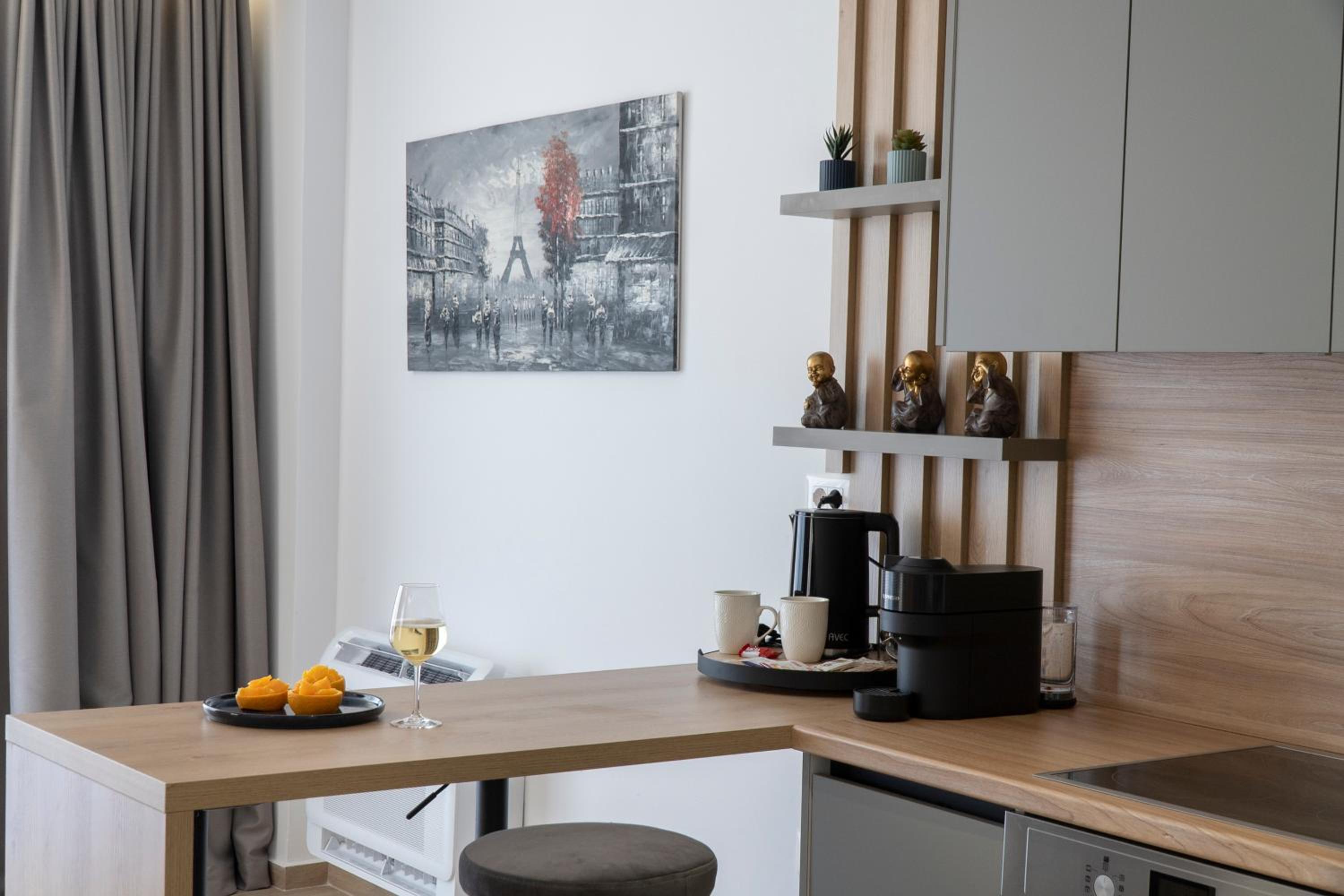 Mateo Apartments