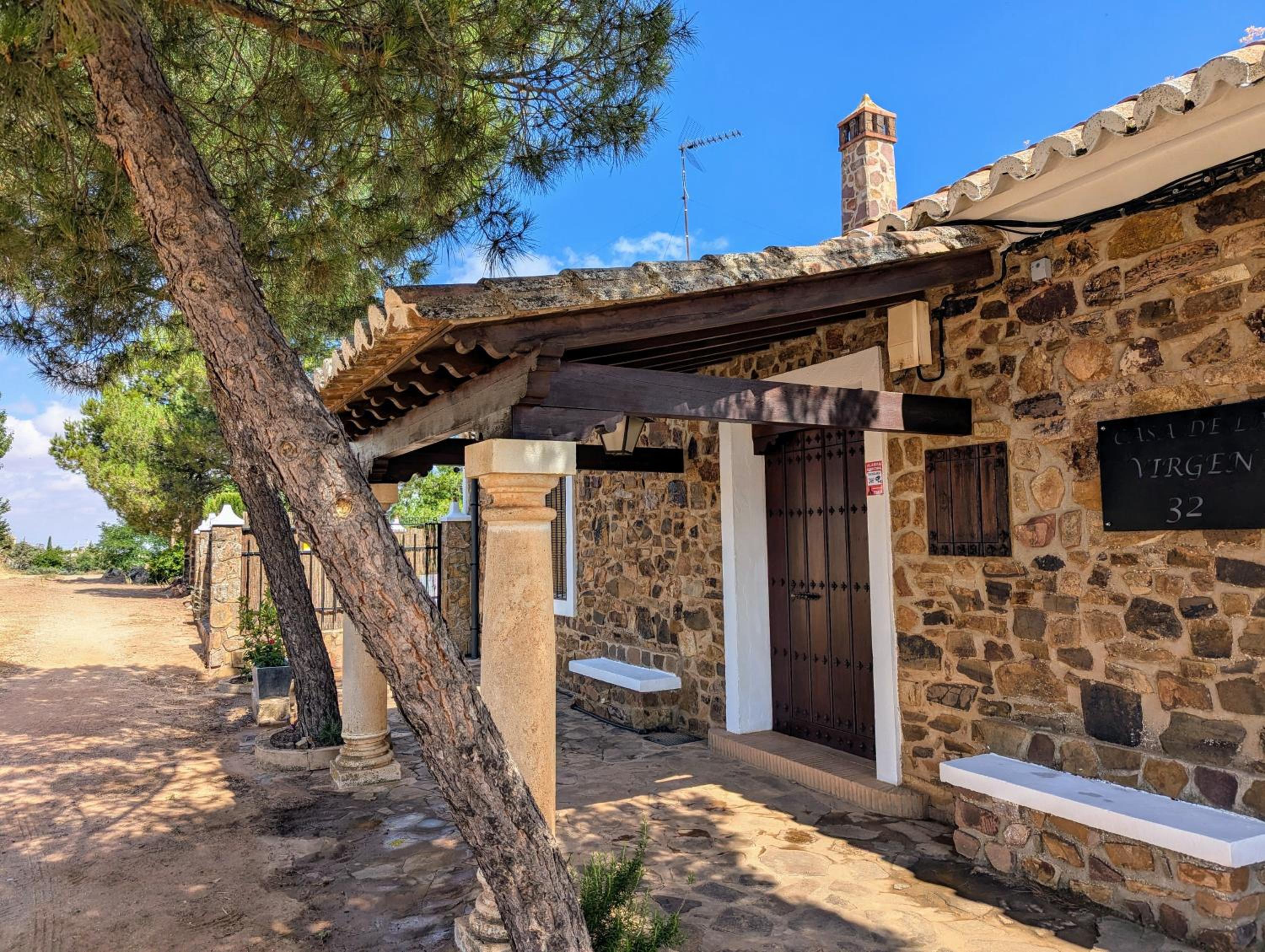 Casa Rural de la Virgen con patio y barbacoa ideal grupos view 4