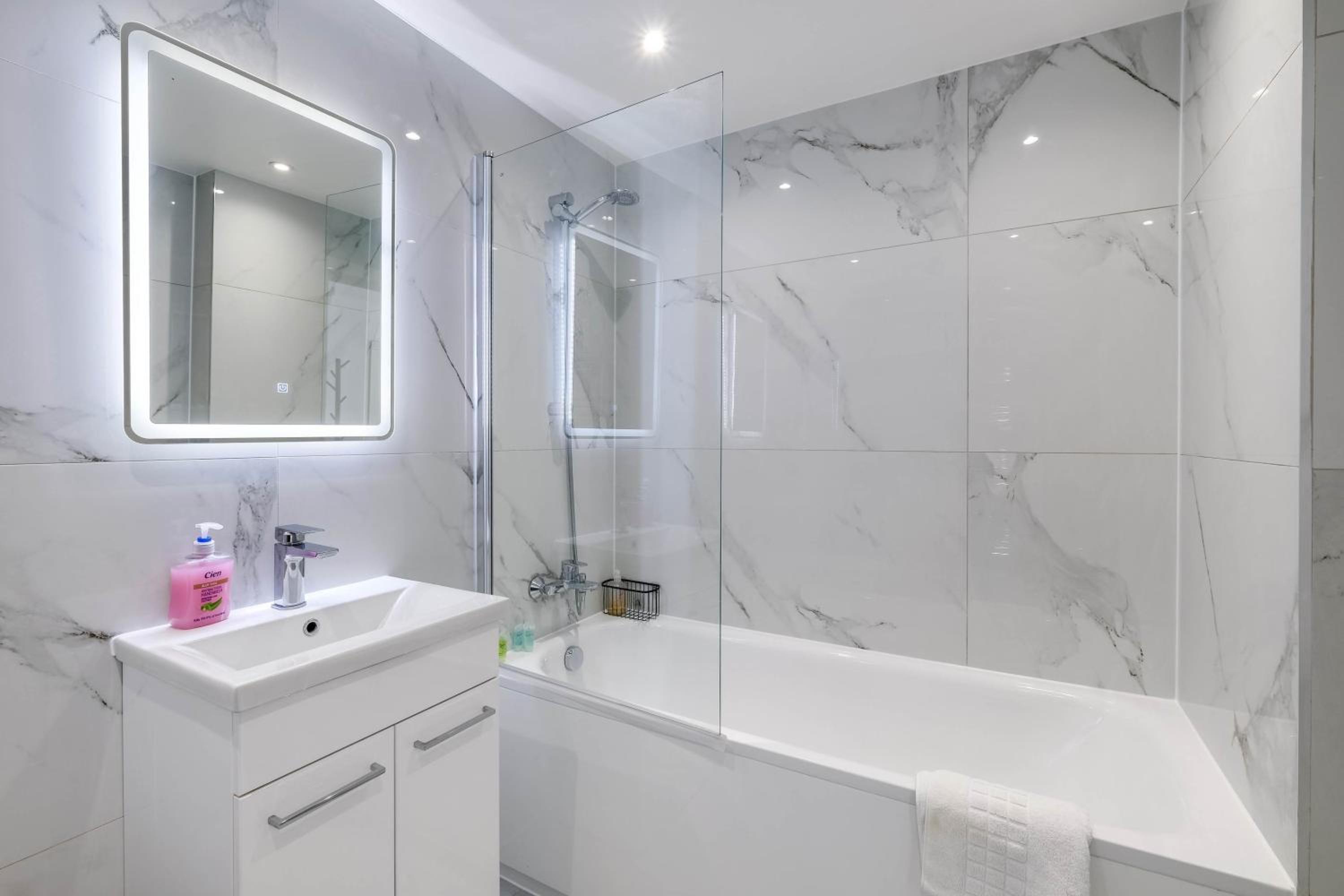 Modern 2 Bedroom Apartments Town Centre Camberley view 5
