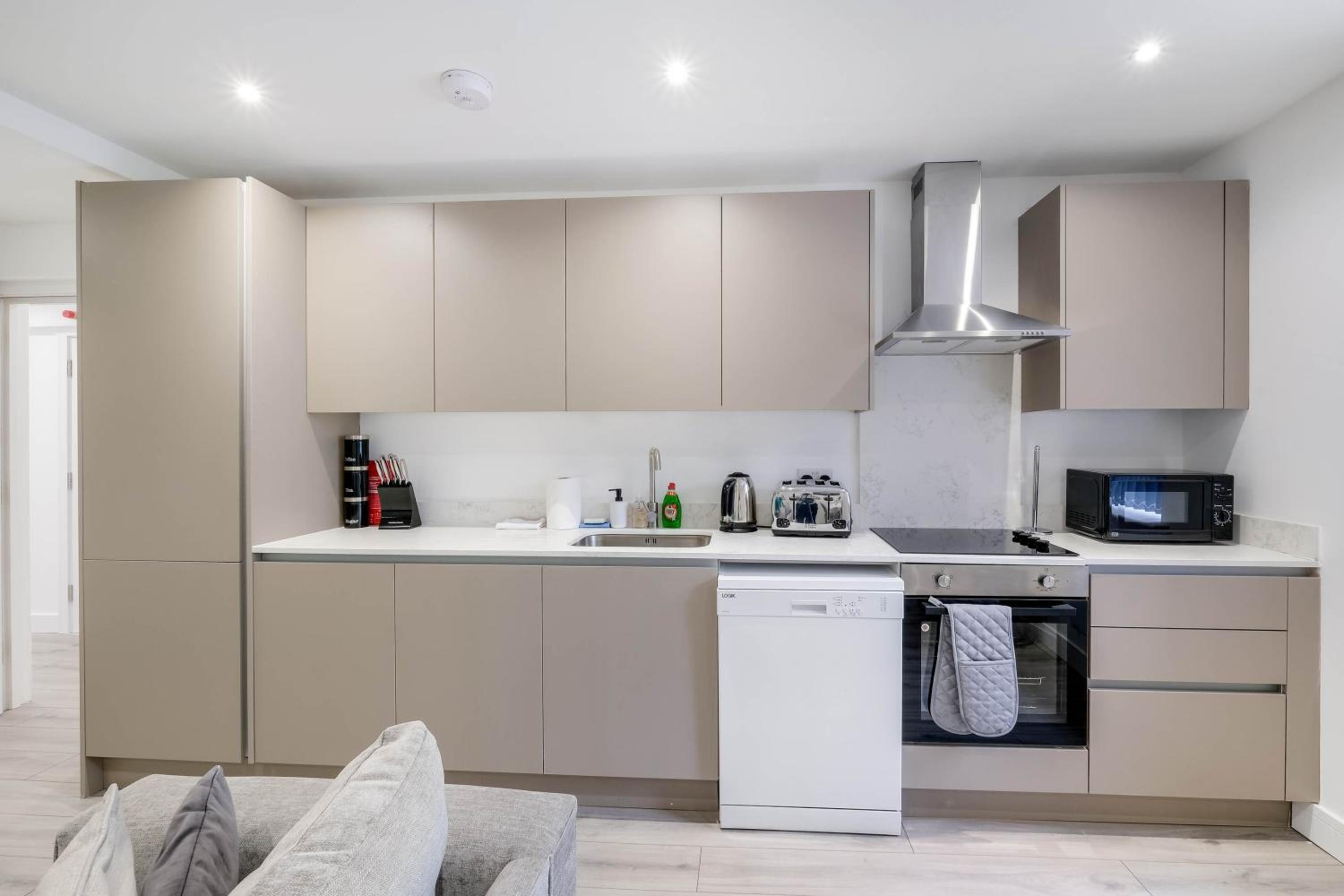 Modern 2 Bedroom Apartments Town Centre Camberley view 4