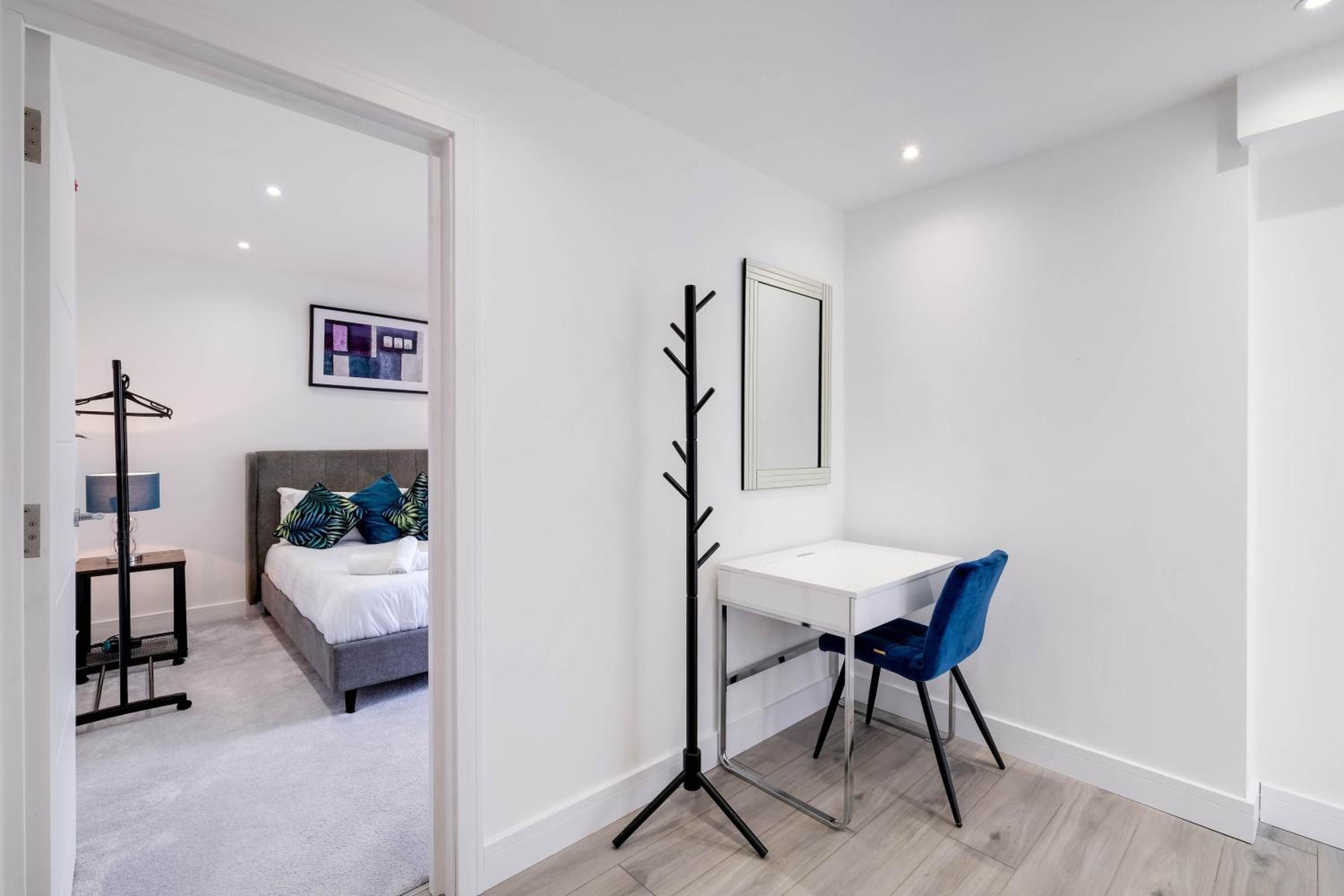 Modern 2 Bedroom Apartments Town Centre Camberley view 3