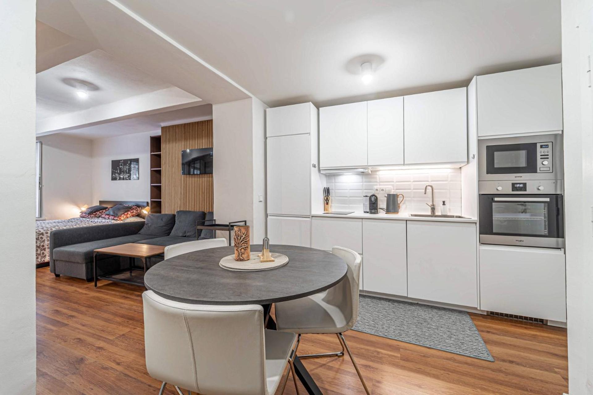 ZizkovZen Apartment by Rentez