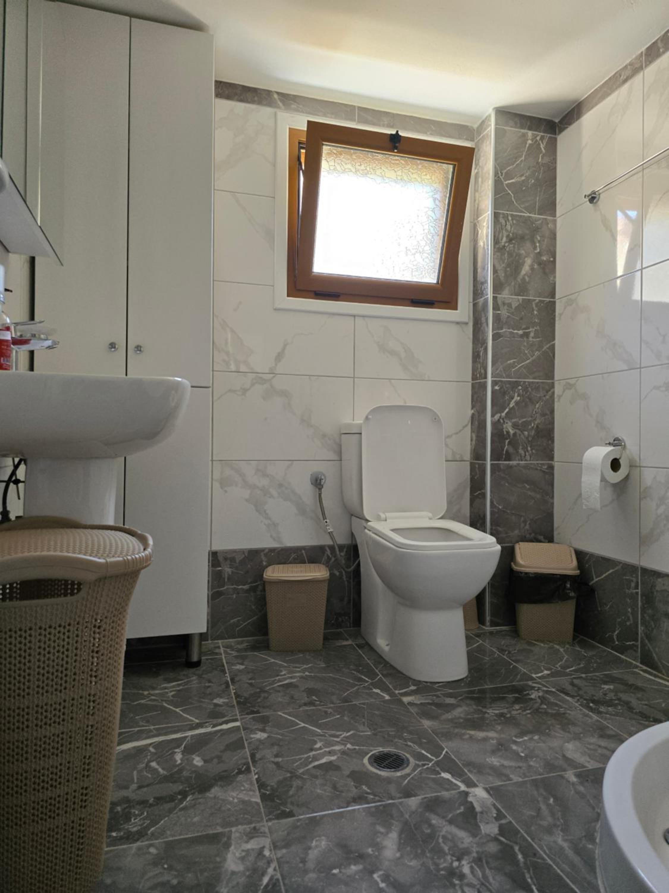 Lovely 1-bedroom rental unit with free parking on premises