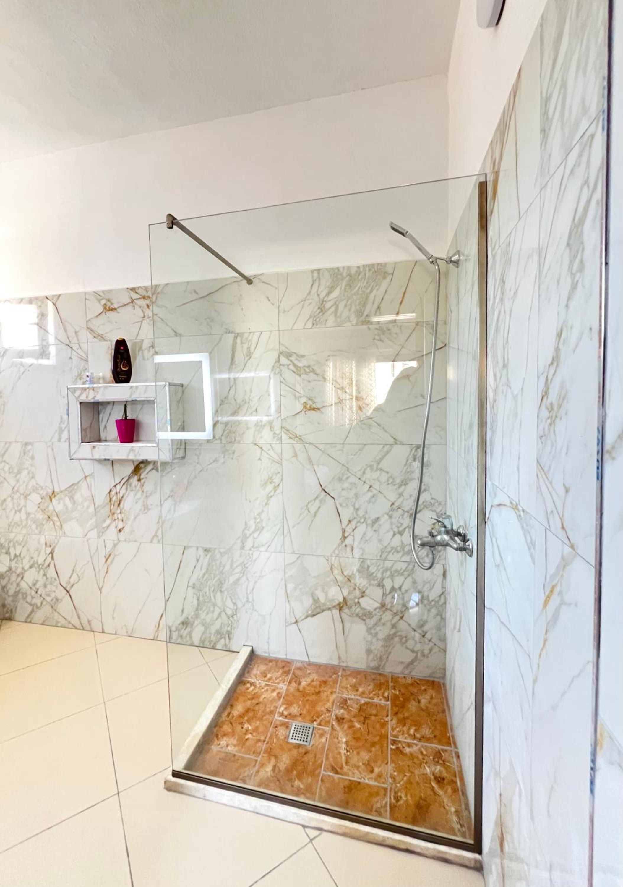 Villa EnSalv & Room & Apartment & Penthouse-Berat