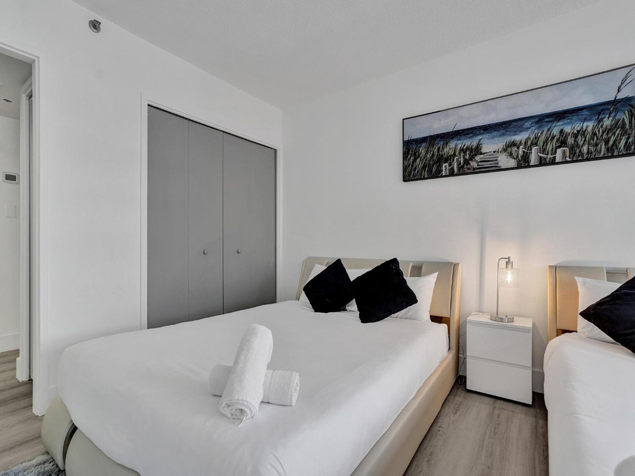 Ocean View Spacious Condo Beach Service 907 view 2