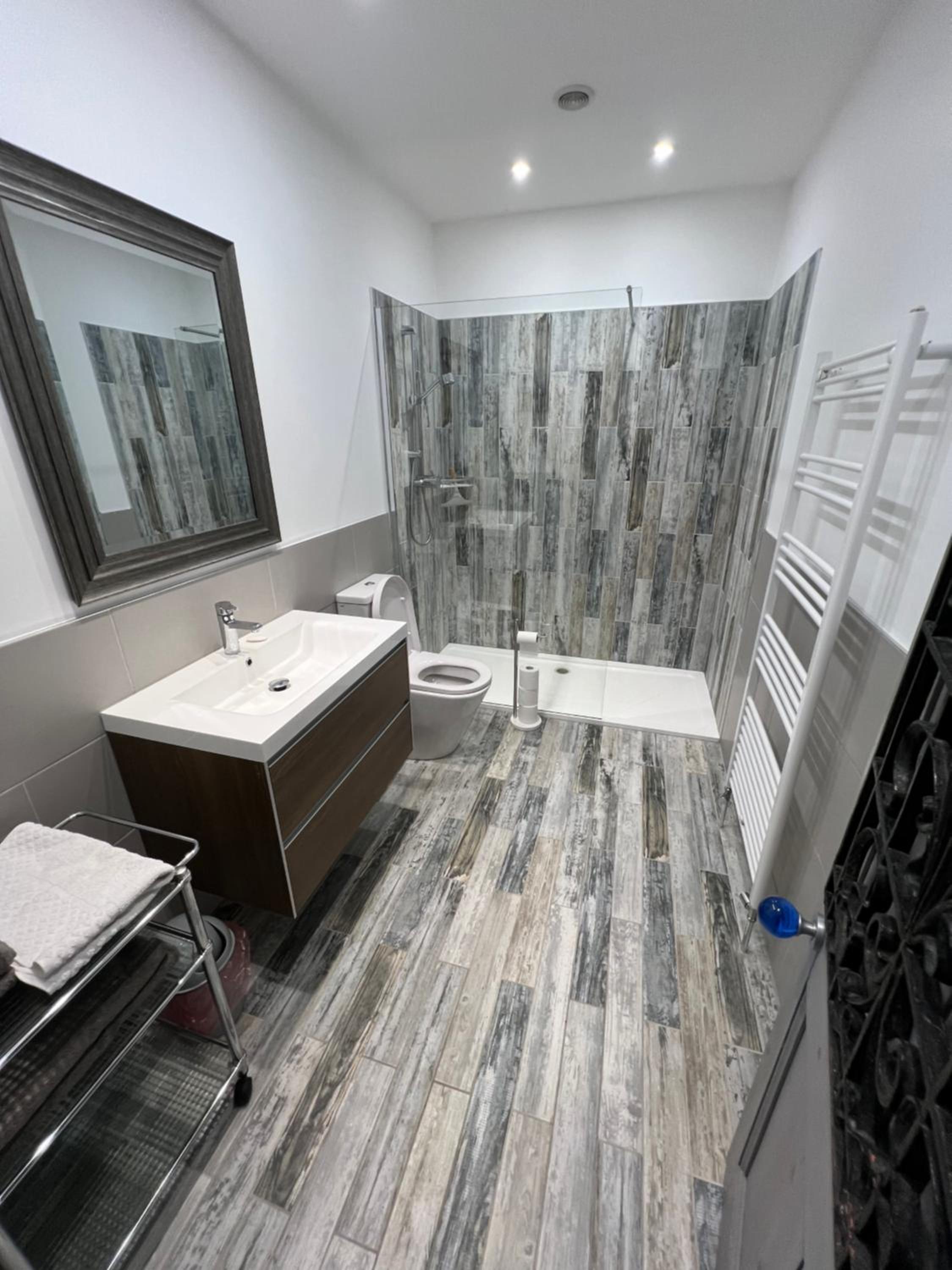 Chic Coastal Apartment view 5