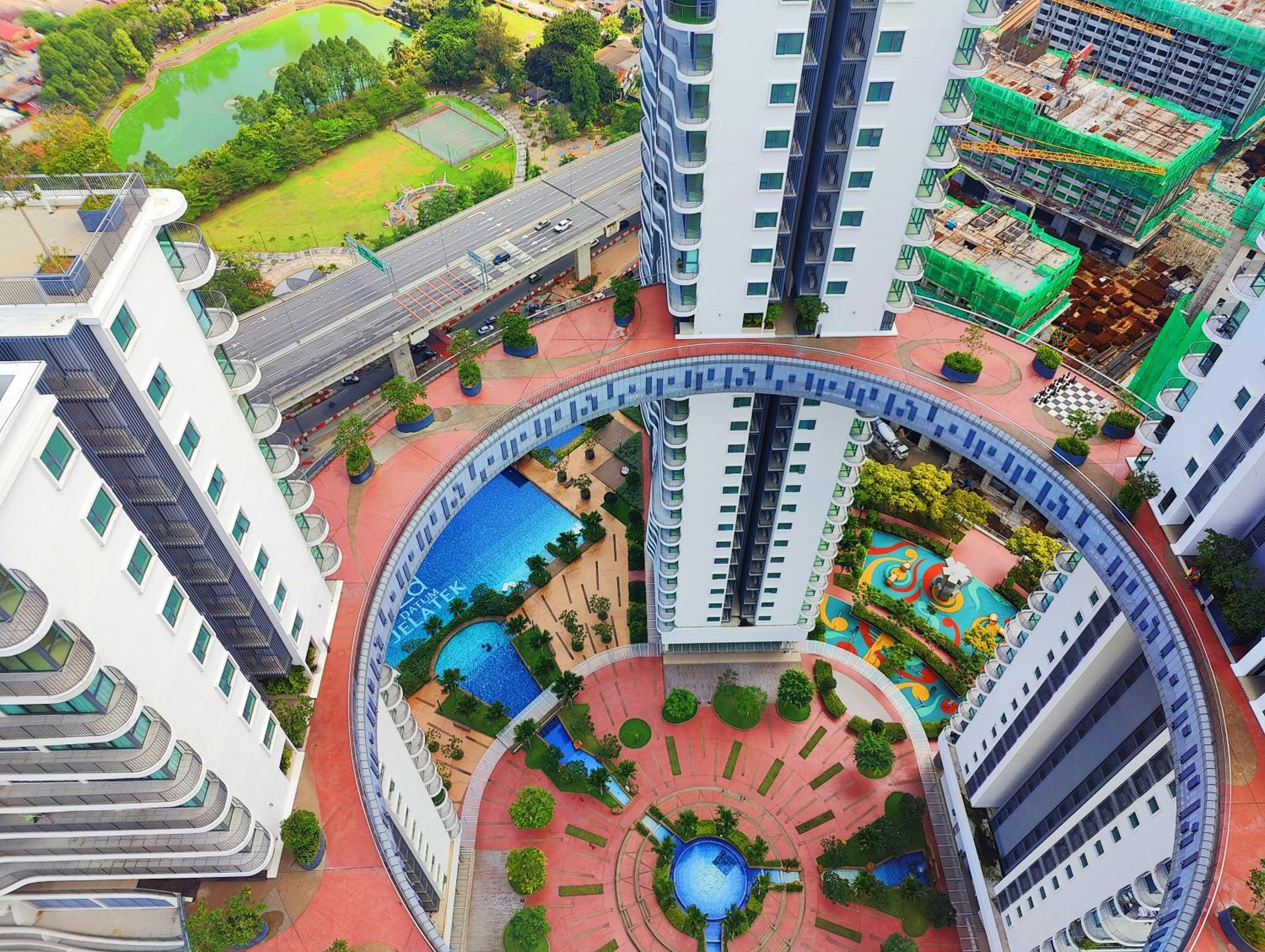 Central KL City Condo with Balcony Infinity Pool & LRT MRT & KLCC Mall Access
