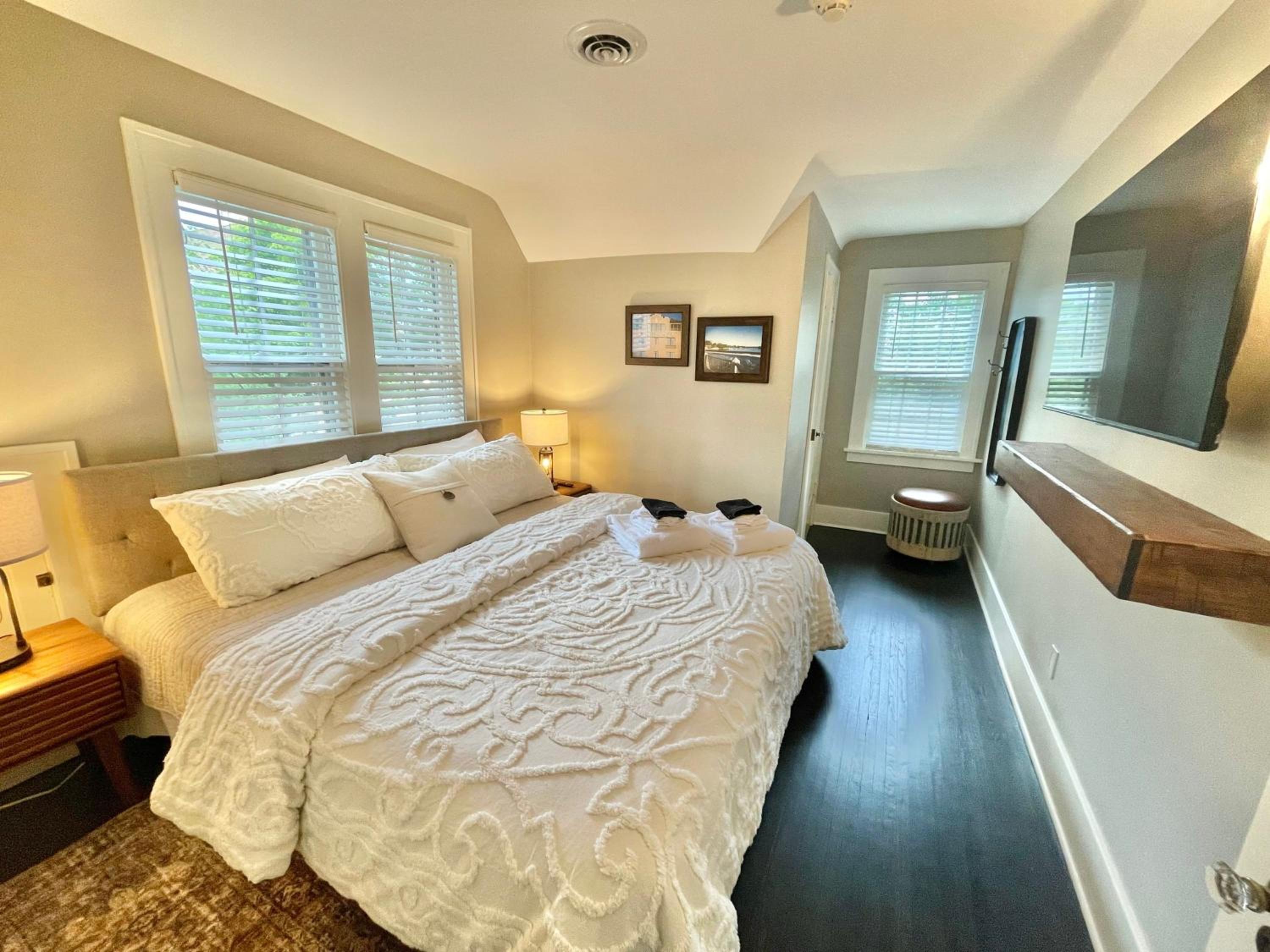 The Fox Den by Luxe Sleeps 3 Bedroom 1 full Bath 1 Half Bath Downtown St Charles IL view 3