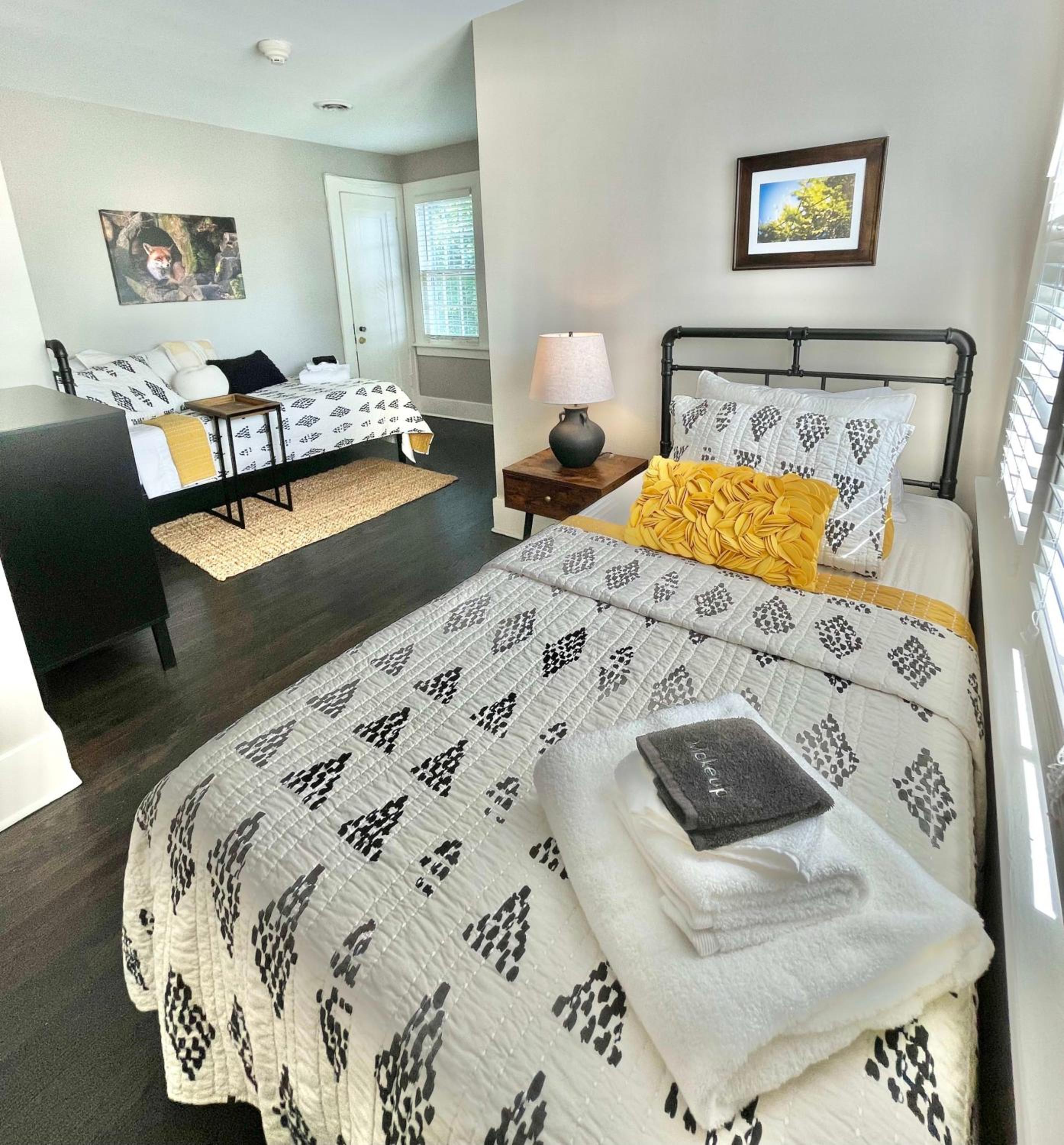 The Fox Den by Luxe Sleeps 3 Bedroom 1 full Bath 1 Half Bath Downtown St Charles IL view 4