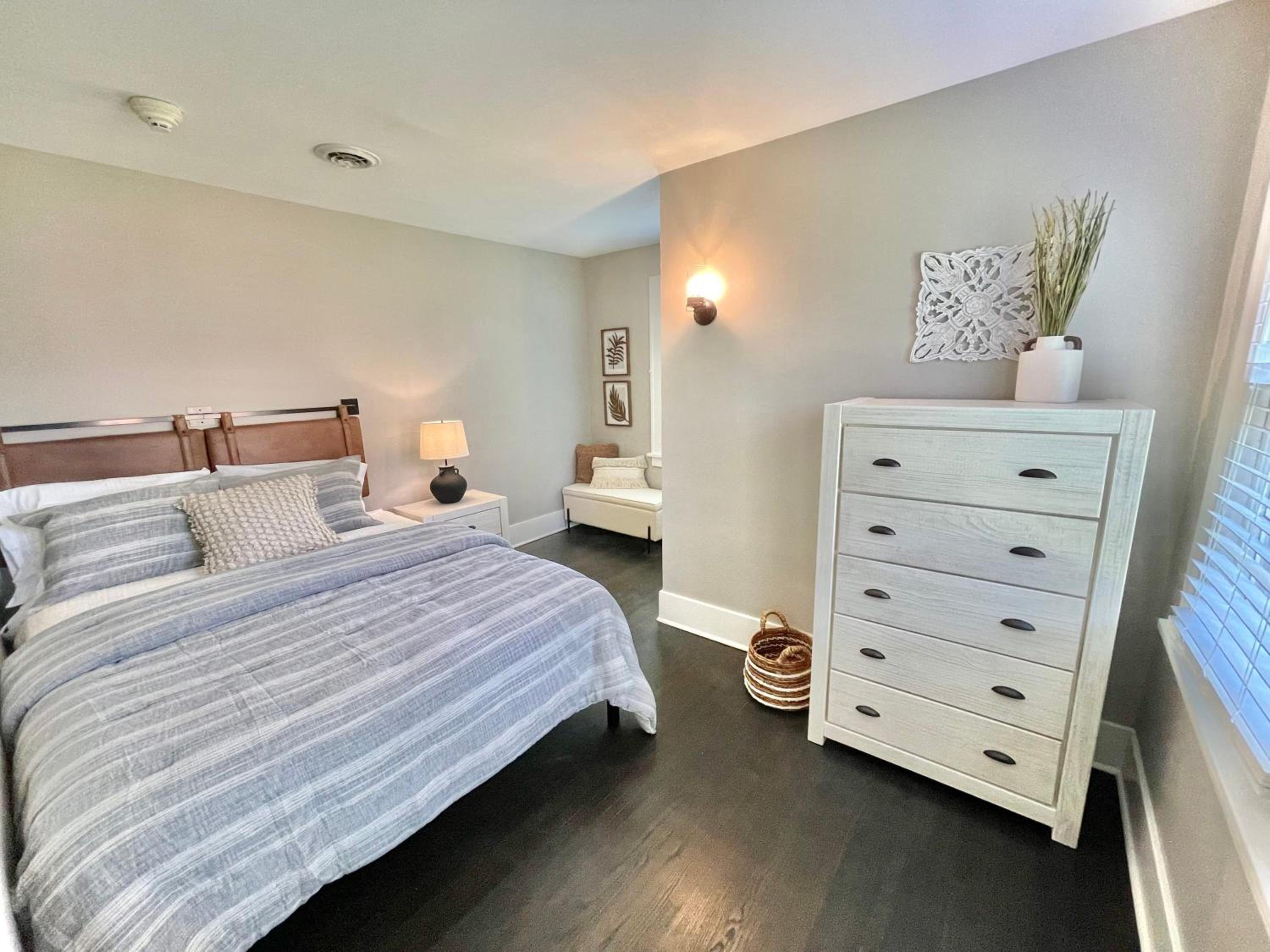 The Fox Den by Luxe Sleeps 3 Bedroom 1 full Bath 1 Half Bath Downtown St Charles IL view 5