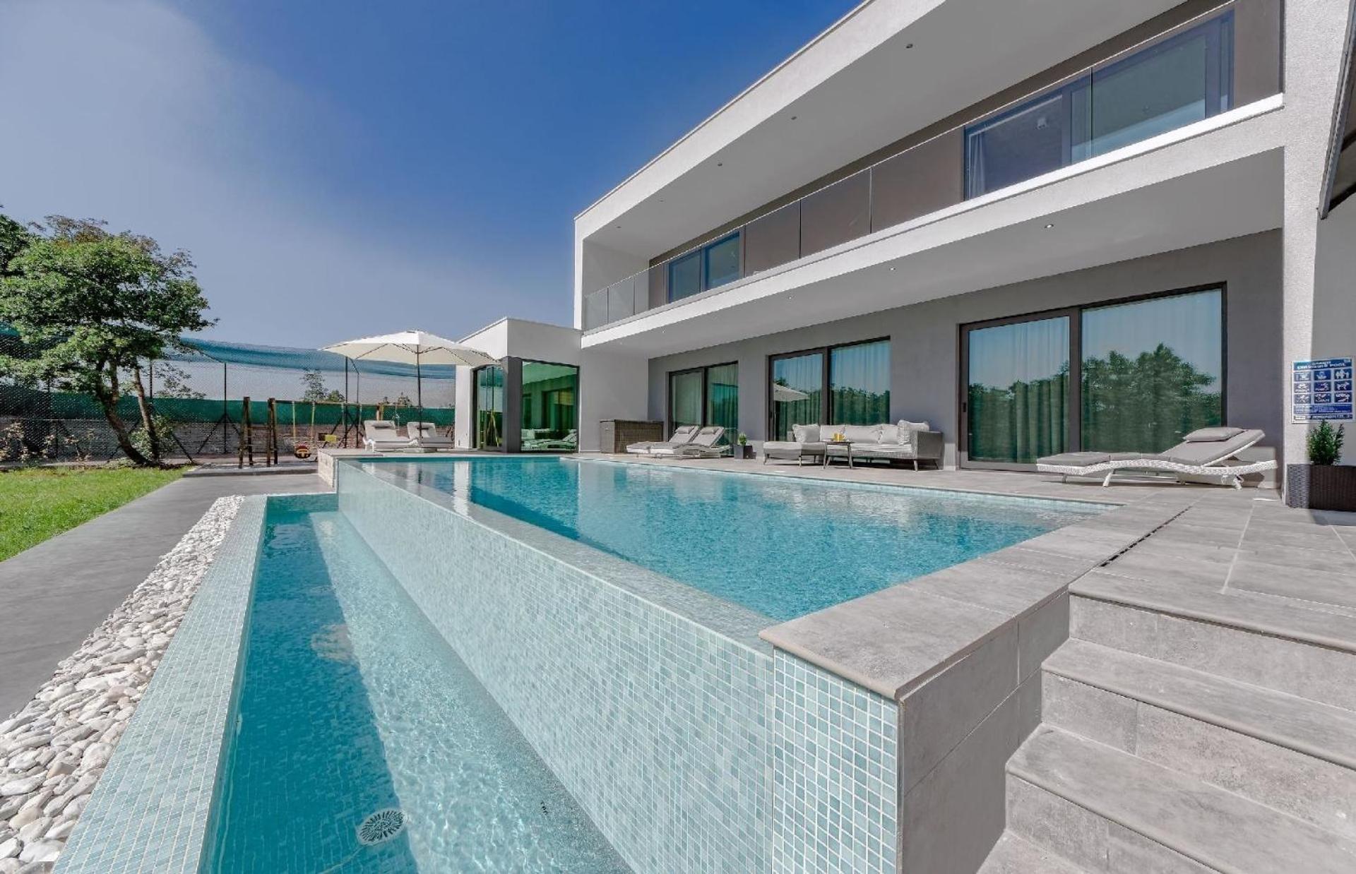 Moderne Villa mit großem Infinity-Pool und privater E-Ladesäule für Ihr E-Fahrzeug view 3