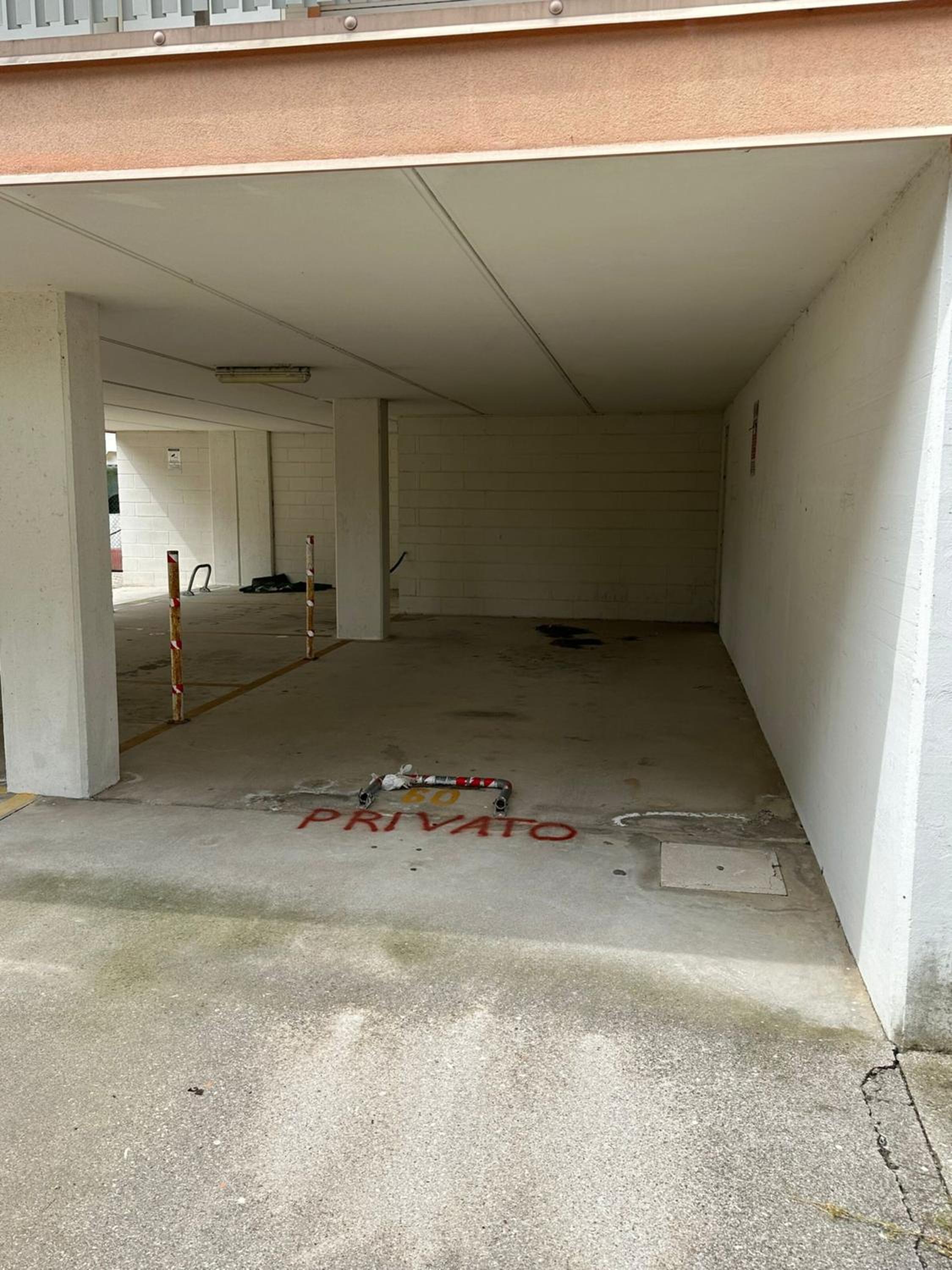 Flat with parking space and shared pool