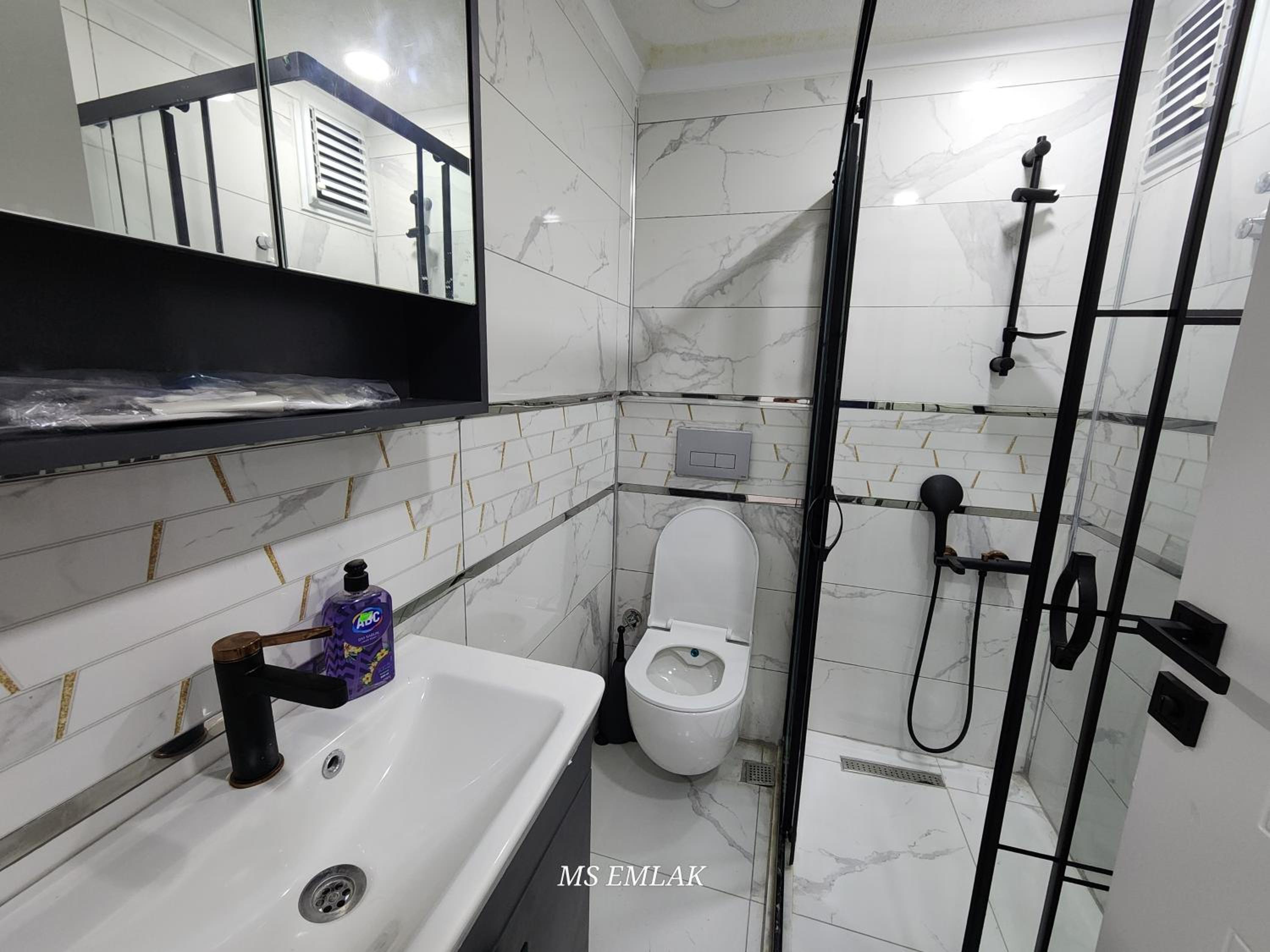 Side Bluhaus b7 en Side — bathroom