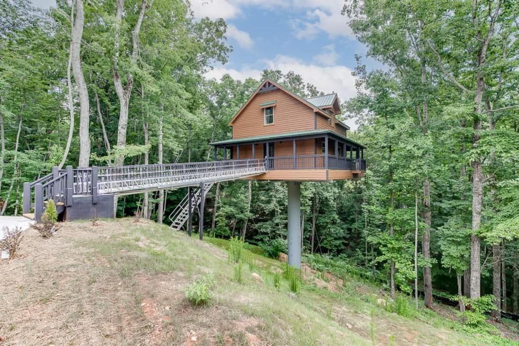Gold Peak Treehouse Near Helen, Georgia