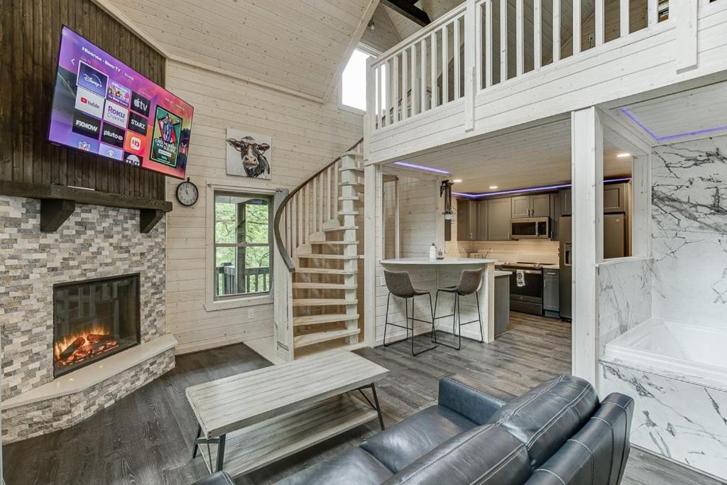 Gold Peak Treehouse Near Helen, Georgia