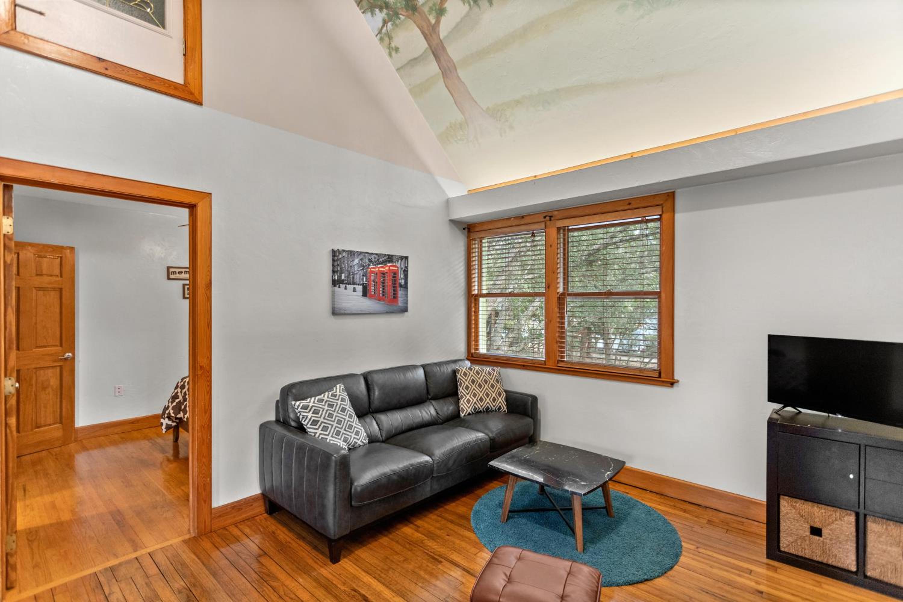 Cozy Townhome Near UF Campus view 2