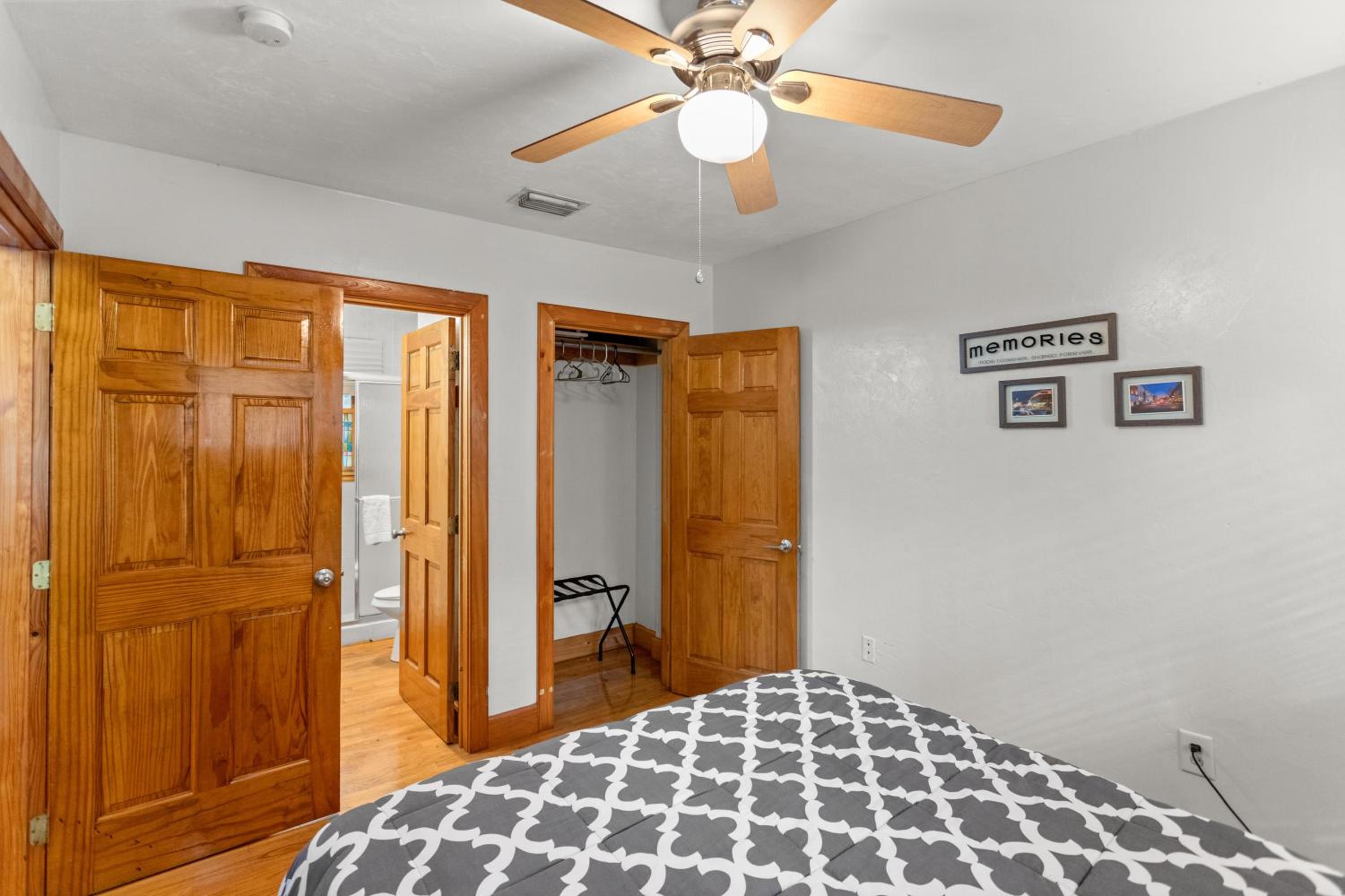 Cozy Townhome Near UF Campus view 4