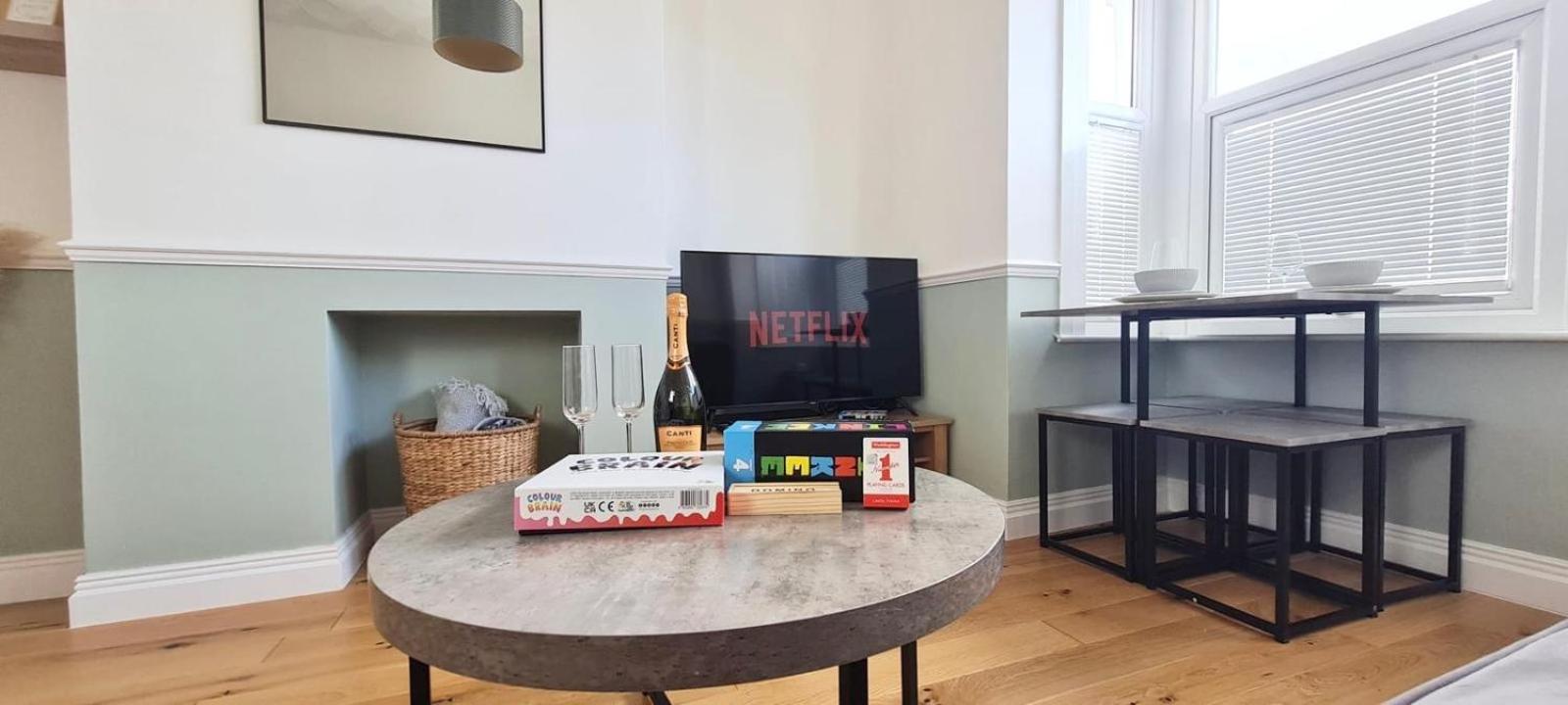 Westcliff-On-Sea Modern 2 Bedroom Apartment - FREE Parking view 3