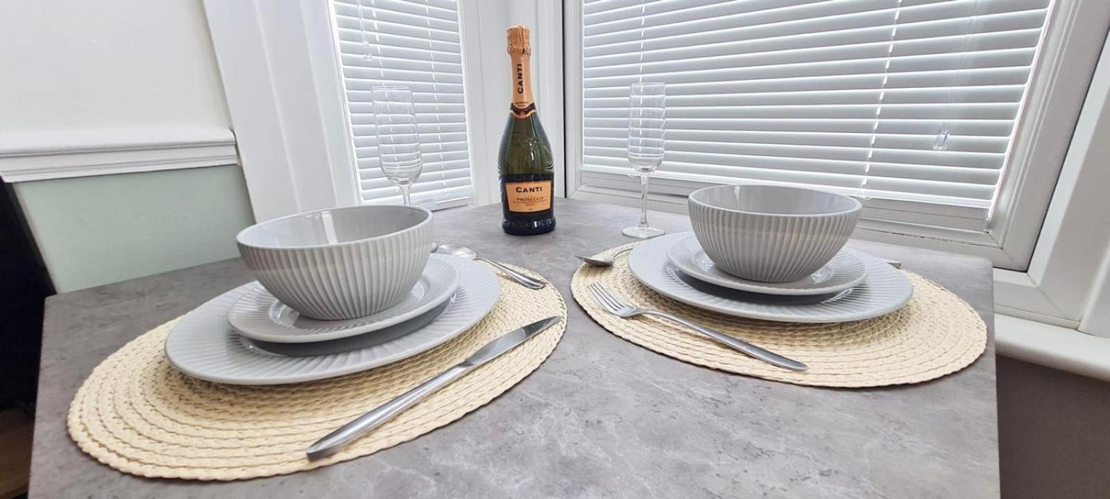 Westcliff-On-Sea Modern 2 Bedroom Apartment - FREE Parking view 5