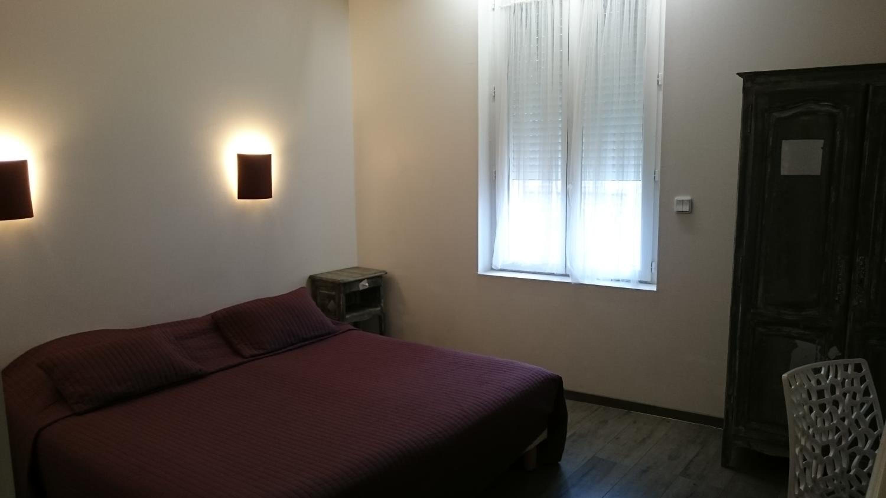Hotel Le 5 en Martigues — hotel room