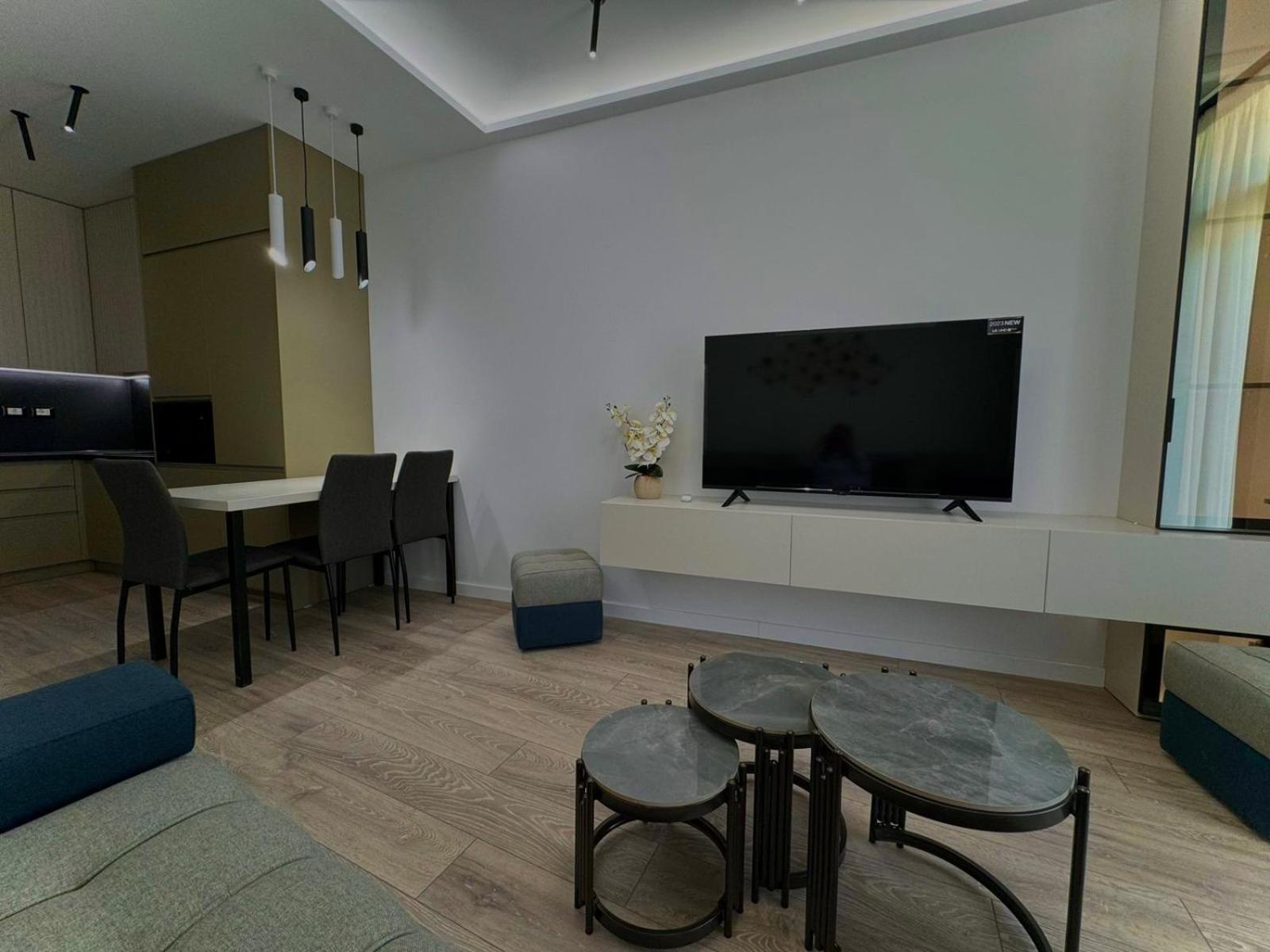 E's LakeView Apartment