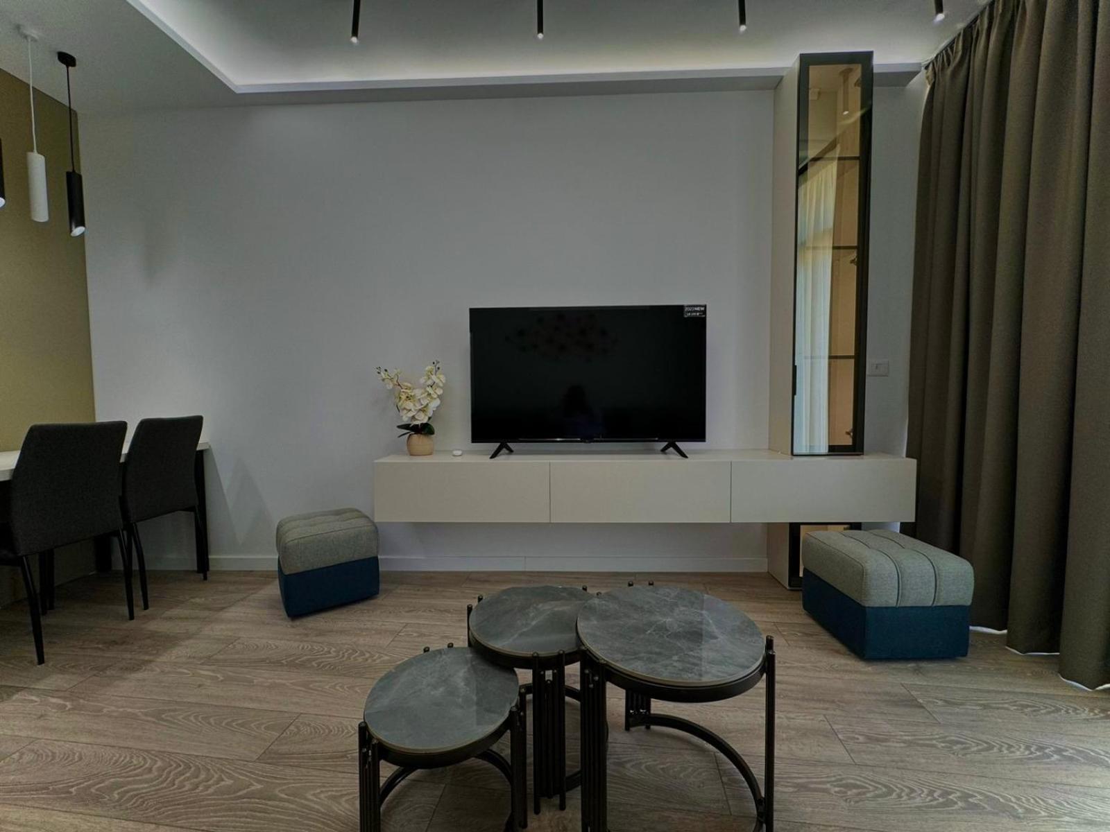 E's LakeView Apartment