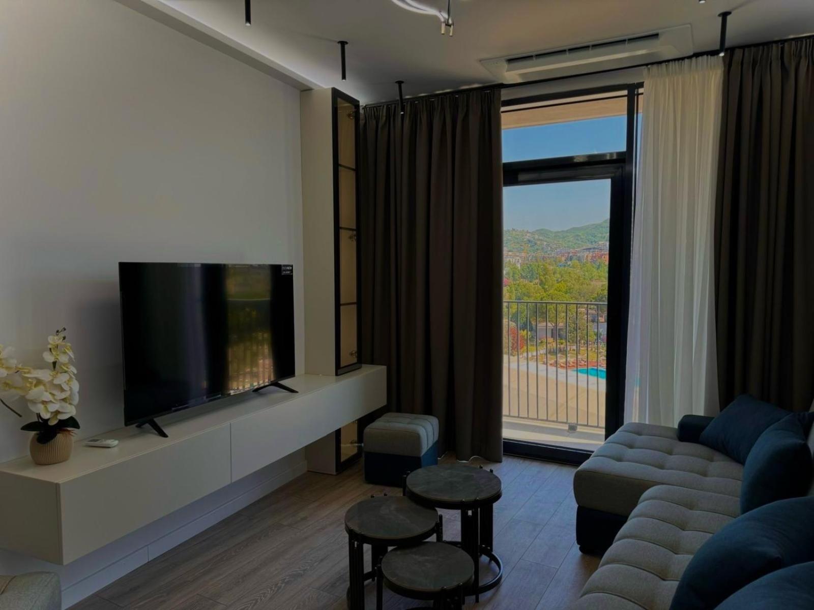 E's LakeView Apartment