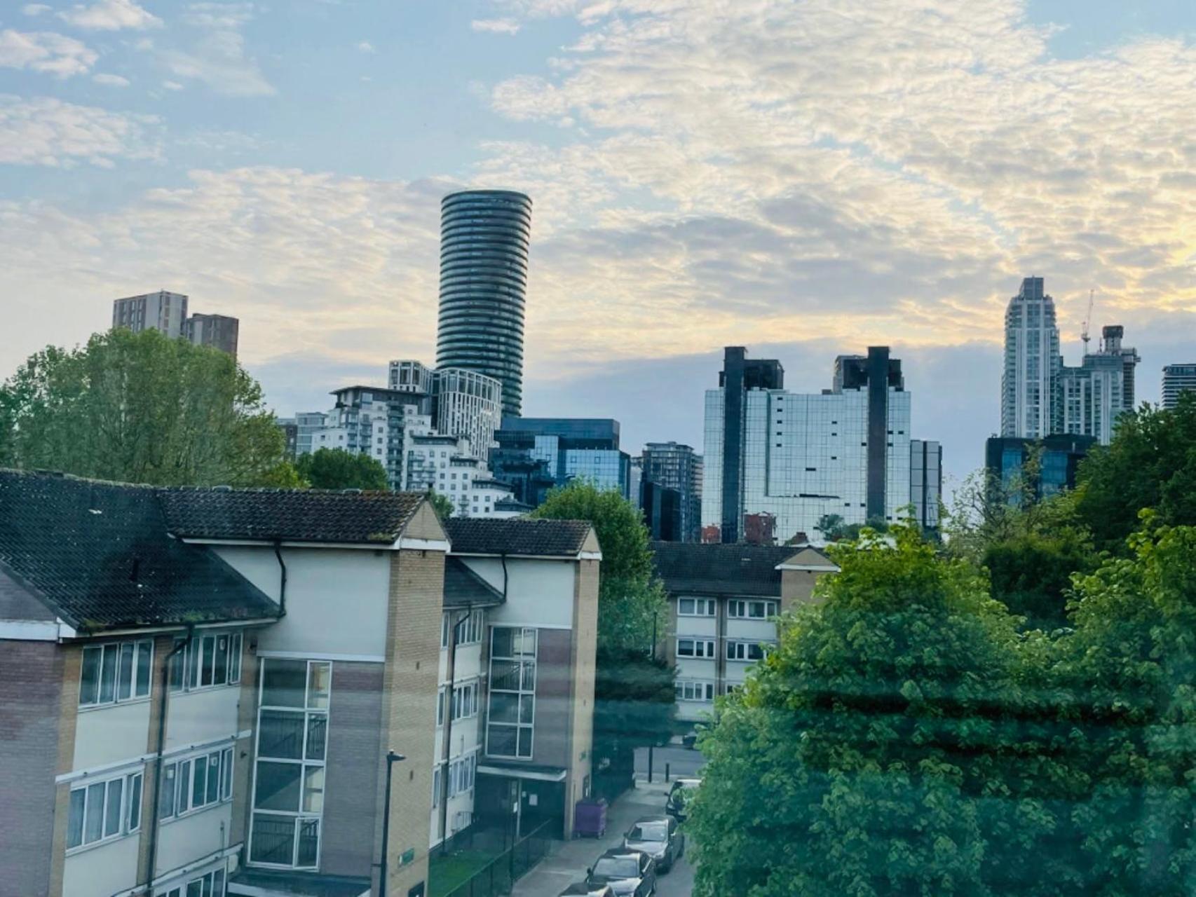 Spacious double bedroom with private bathroom ensuite in London Canary Wharf E14, only 1 stop to Excel and O2 for short or long let in London Canary Wharf,