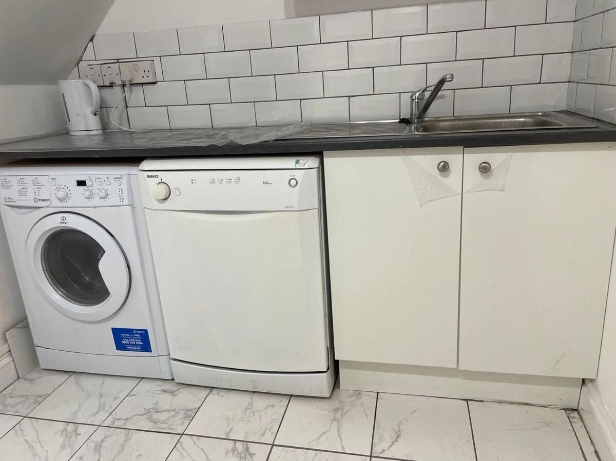 Spacious double bedroom with private bathroom ensuite in London Canary Wharf E14, only 1 stop to Excel and O2 for short or long let in London Canary Wharf,