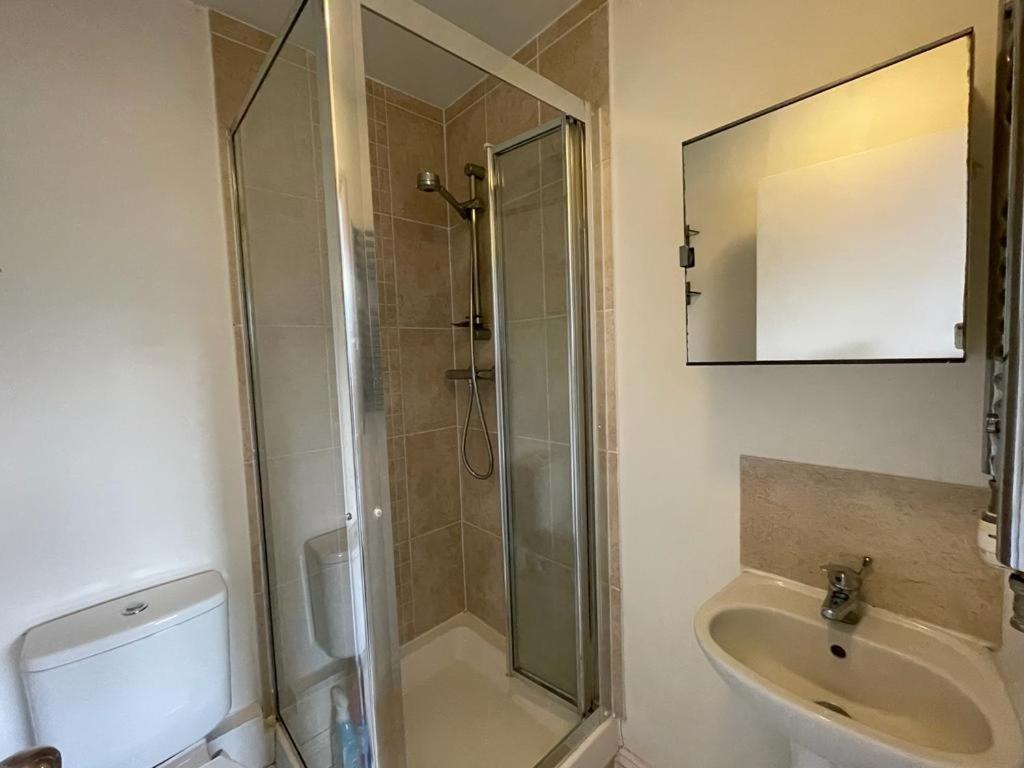 Spacious double bedroom with private bathroom ensuite in London Canary Wharf E14, only 1 stop to Excel and O2 for short or long let in London Canary Wharf,