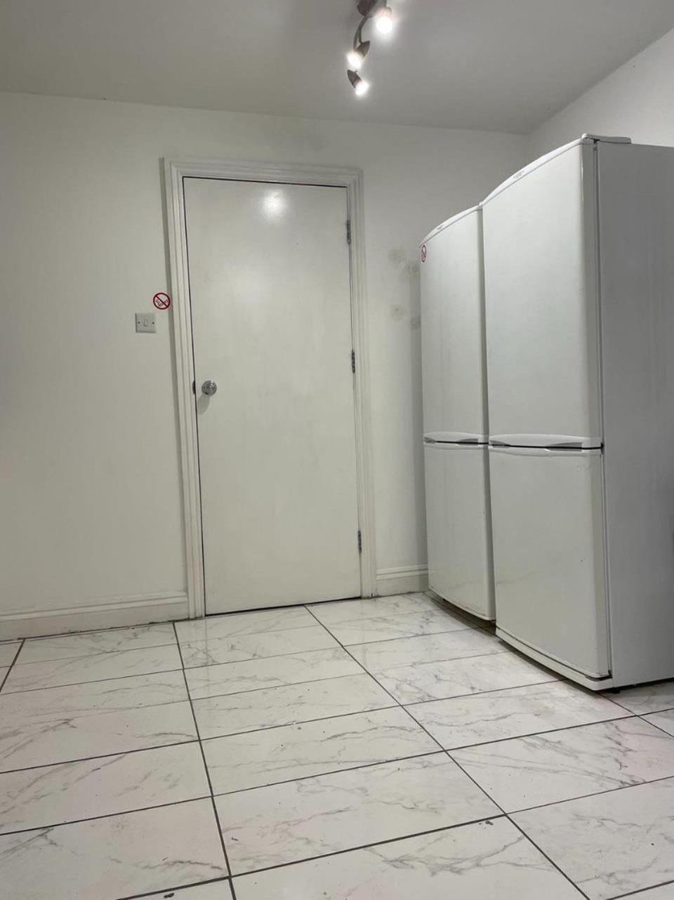 Spacious double bedroom with private bathroom ensuite in London Canary Wharf E14, only 1 stop to Excel and O2 for short or long let in London Canary Wharf,