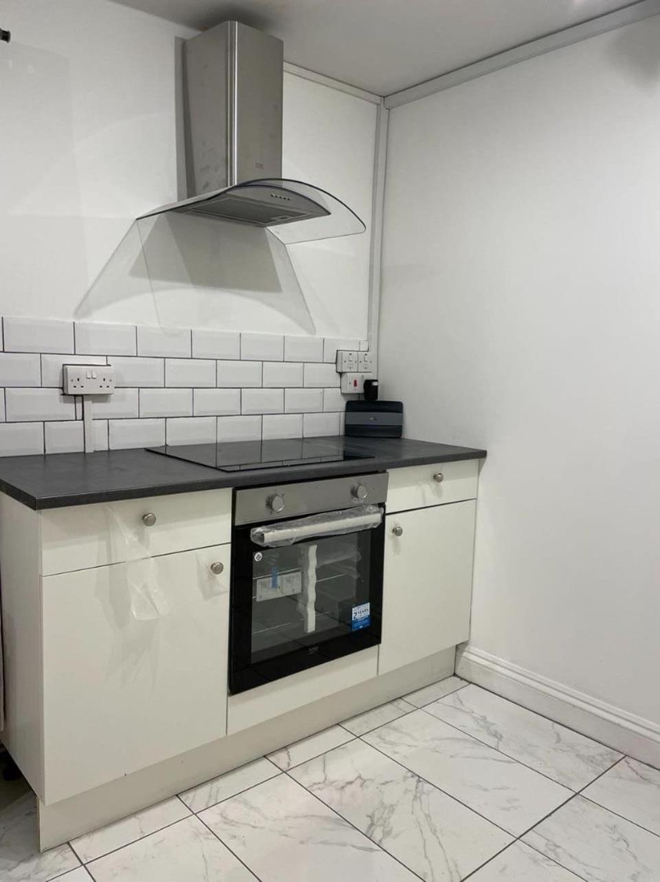 Spacious double bedroom with private bathroom ensuite in London Canary Wharf E14, only 1 stop to Excel and O2 for short or long let in London Canary Wharf,