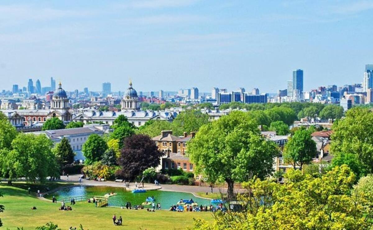 Spacious double bedroom with private bathroom ensuite in London Canary Wharf E14, only 1 stop to Excel and O2 for short or long let in London Canary Wharf,