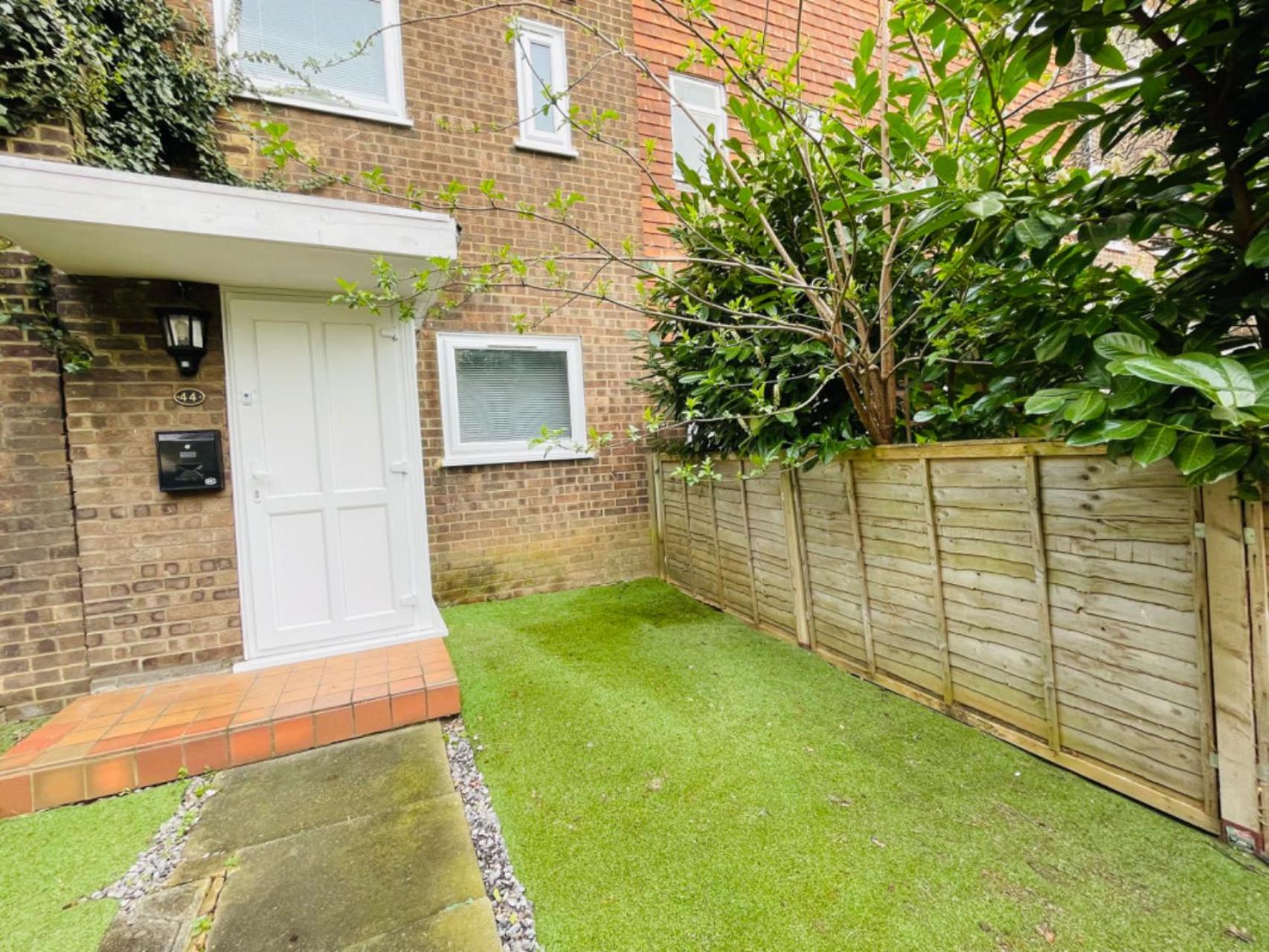 Spacious double bedroom with private bathroom ensuite in London Canary Wharf E14, only 1 stop to Excel and O2 for short or long let in London Canary Wharf,