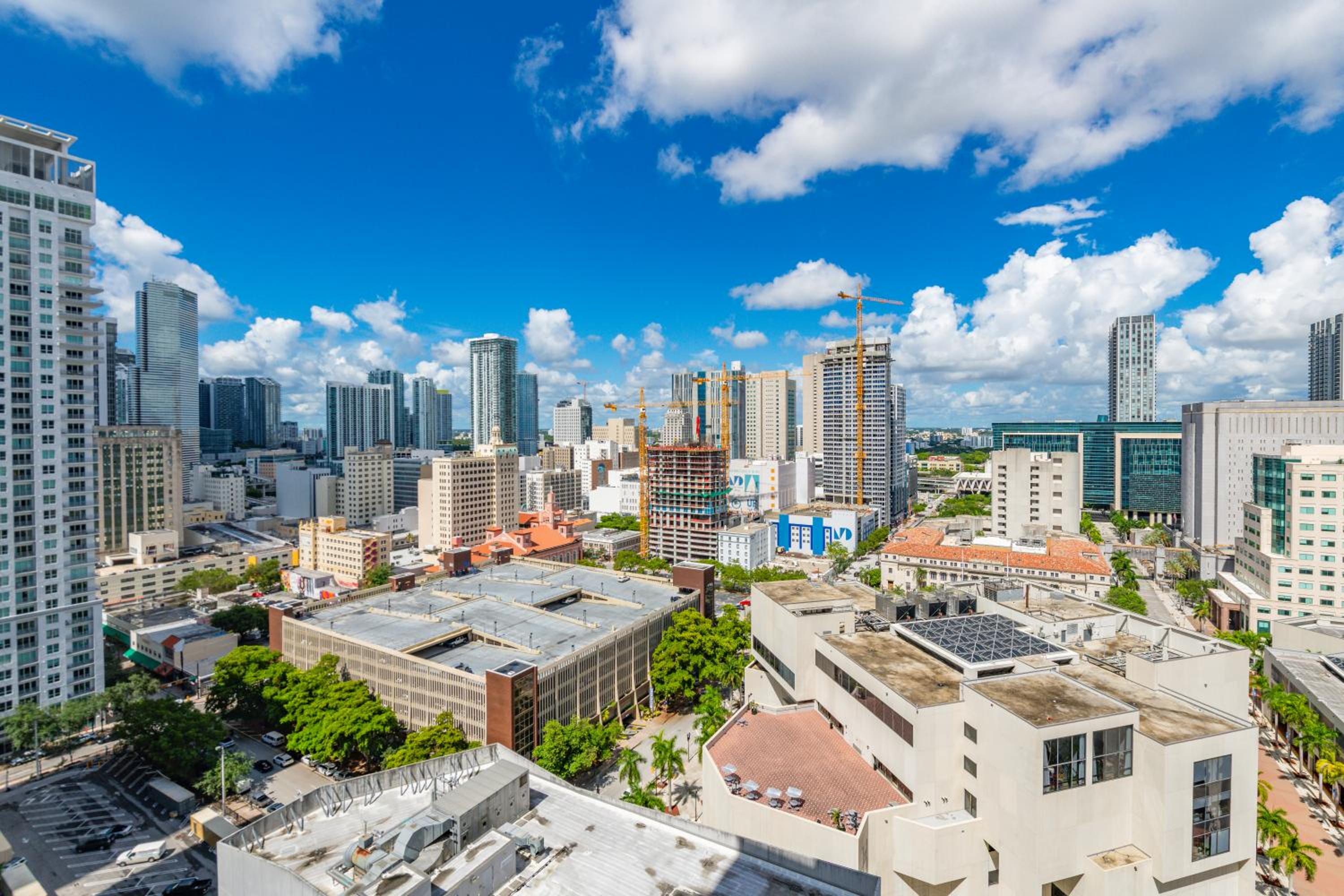 Breezy Stays Luxury Residences - near Kaseya Center