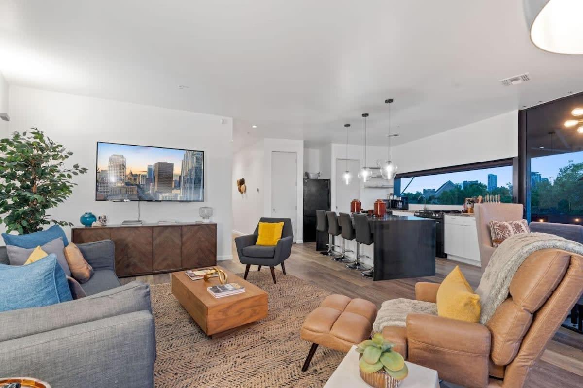 2BR Designer Condo on Trendy East 11th St, Downtown Austin view 5