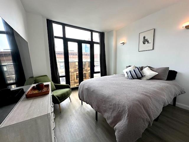Huge Modern 2 bedroom in Little Italy
