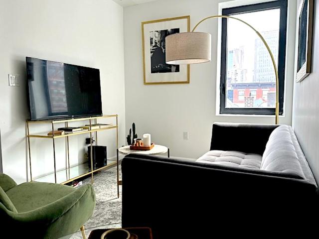 Huge Modern 2 bedroom in Little Italy