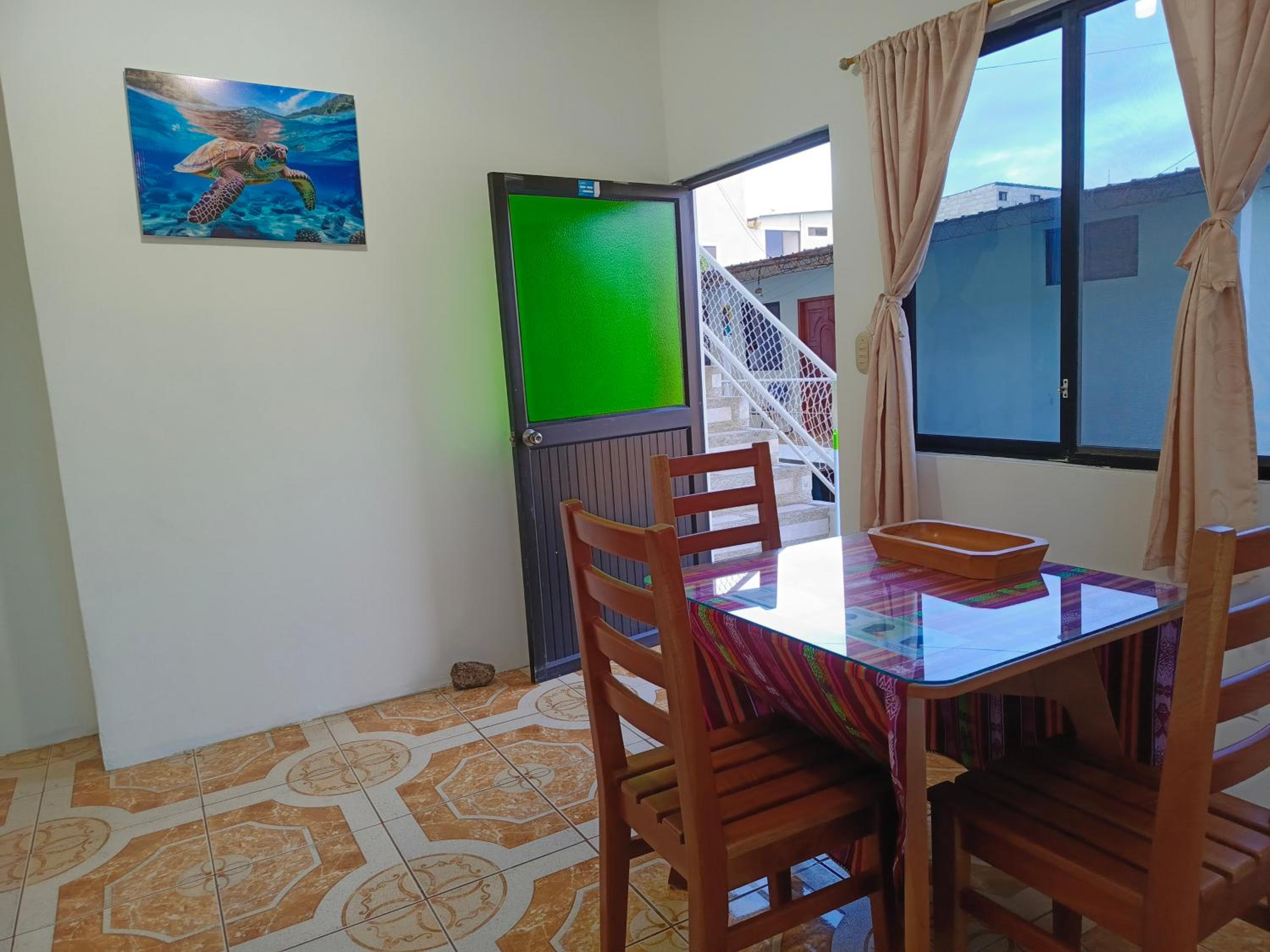 Teresita's House Suites con cocina privada , ideal para parejas, AC, wifi agua caliente, cerca del aeropuerto, a pocos pasos del malecón San Cristóbal