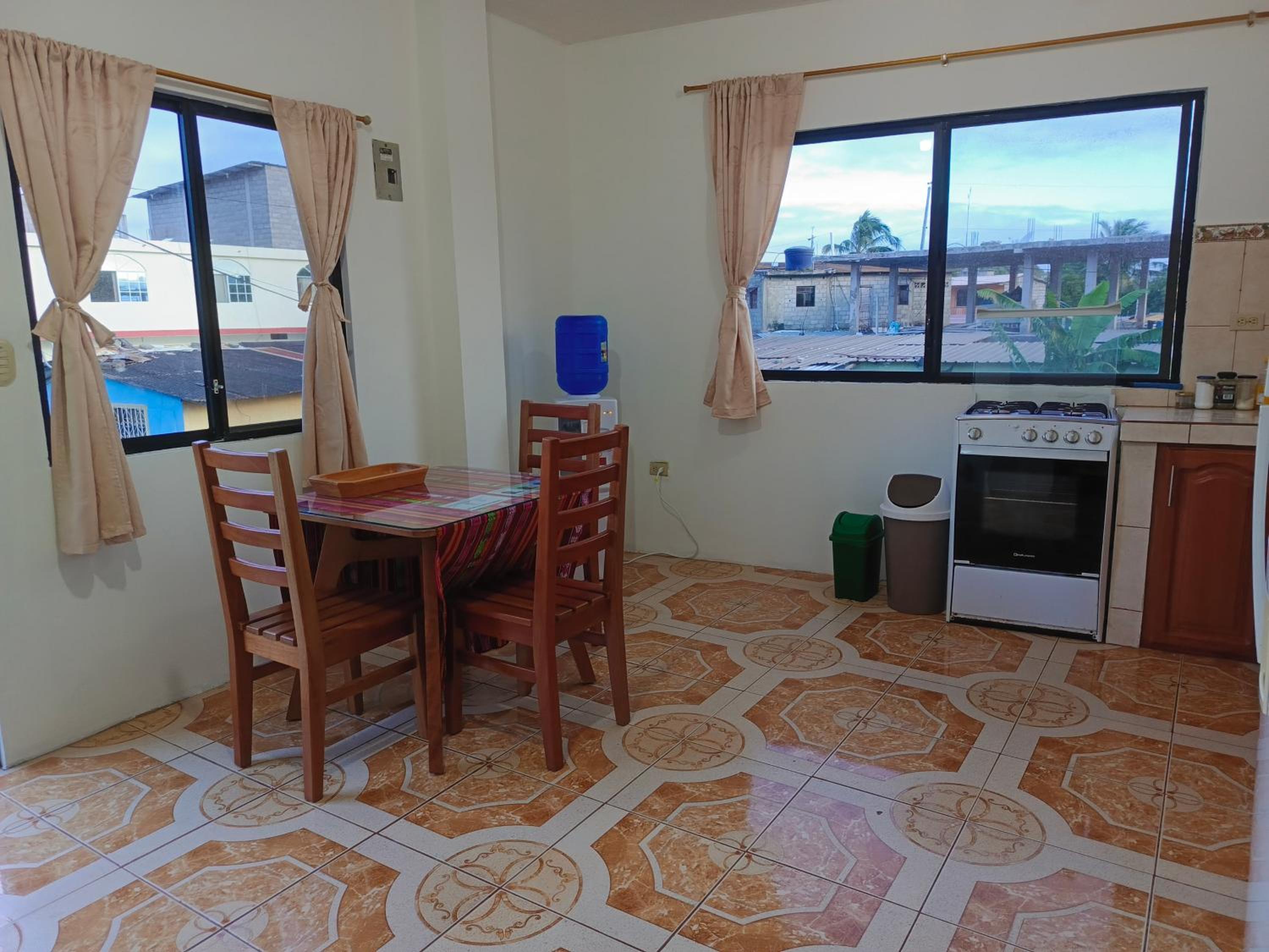 Teresita's House Suites con cocina privada , ideal para parejas, AC, wifi agua caliente, cerca del aeropuerto, a pocos pasos del malecón San Cristóbal