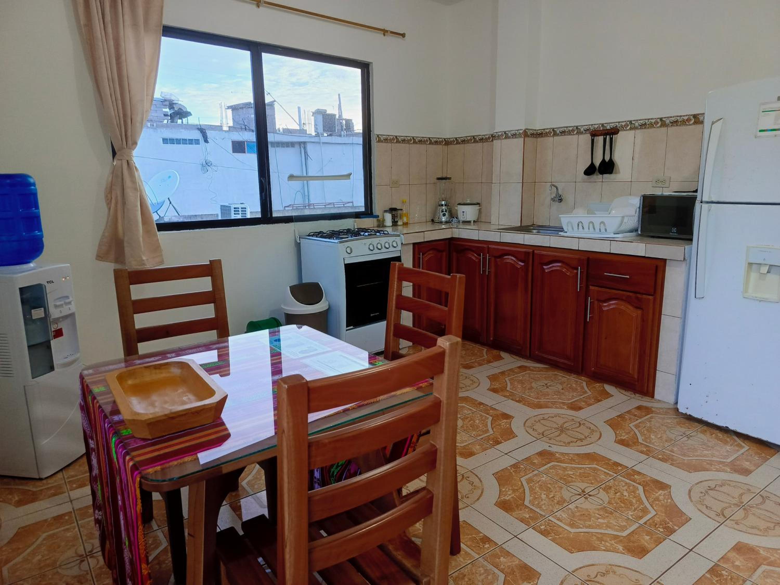 Teresita's House Suites con cocina privada , ideal para parejas, AC, wifi agua caliente, cerca del aeropuerto, a pocos pasos del malecón San Cristóbal