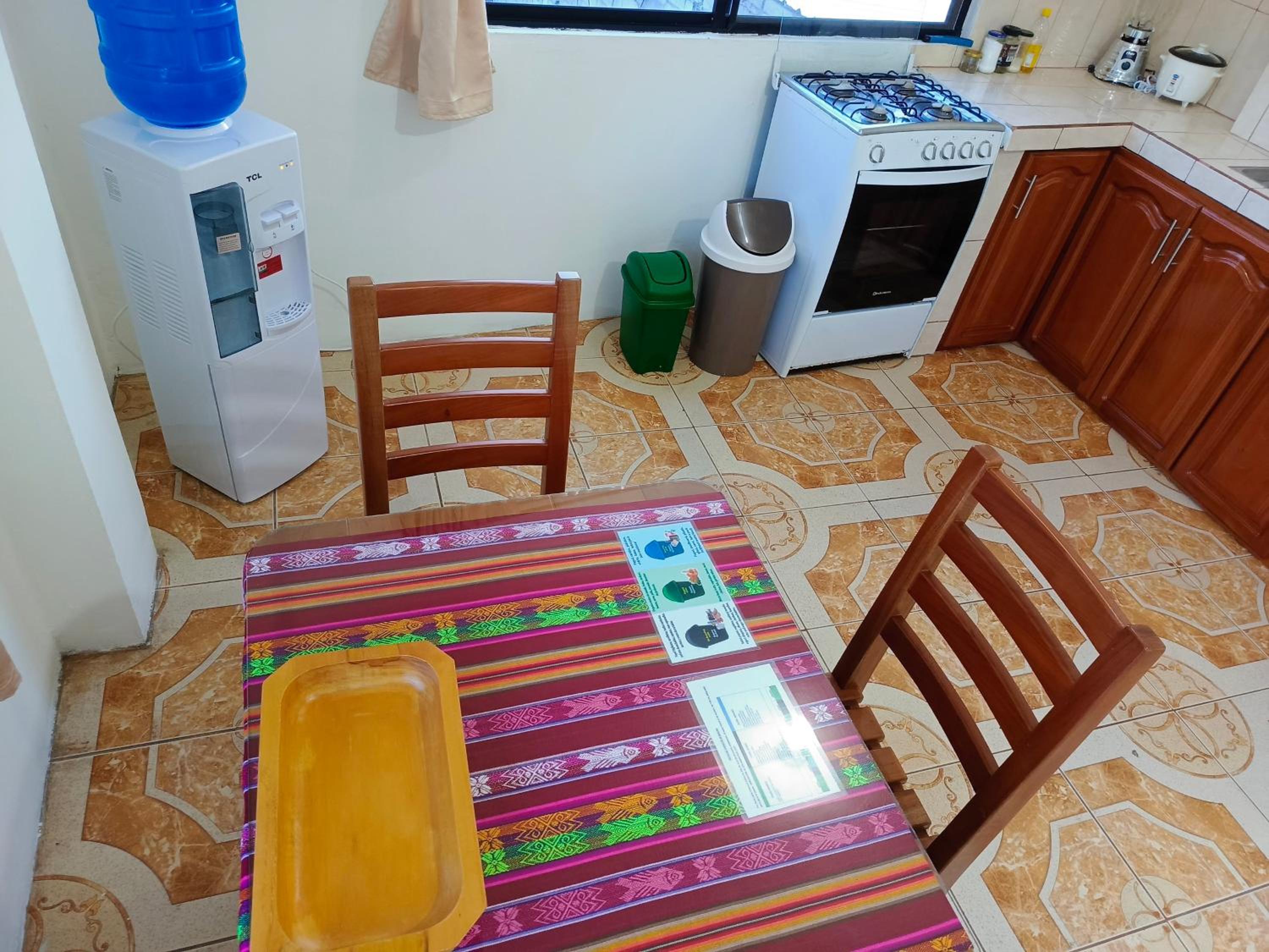 Teresita's House Suites con cocina privada , ideal para parejas, AC, wifi agua caliente, cerca del aeropuerto, a pocos pasos del malecón San Cristóbal