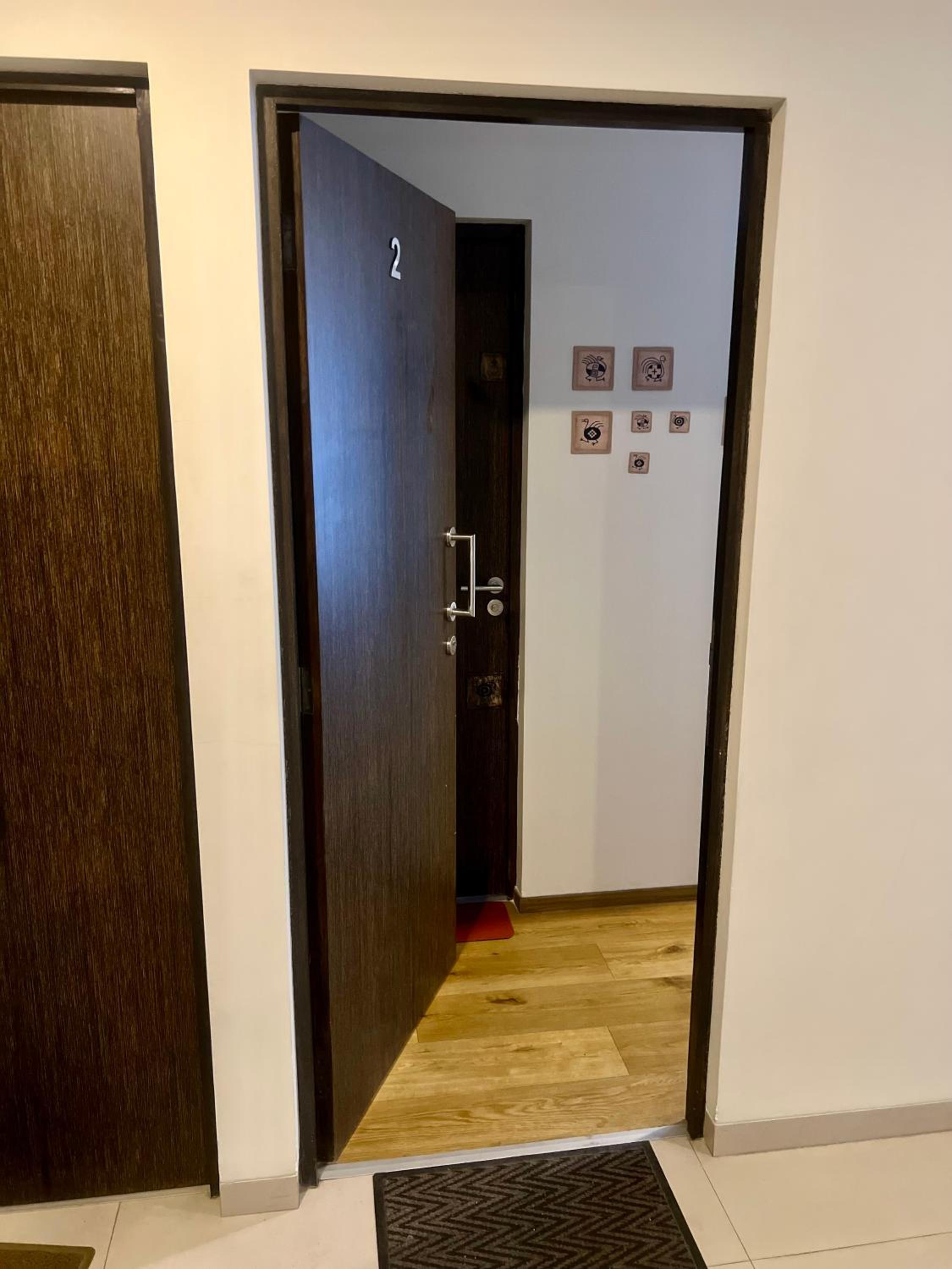 Moderno y cómodo estudio con espacio de trabajo