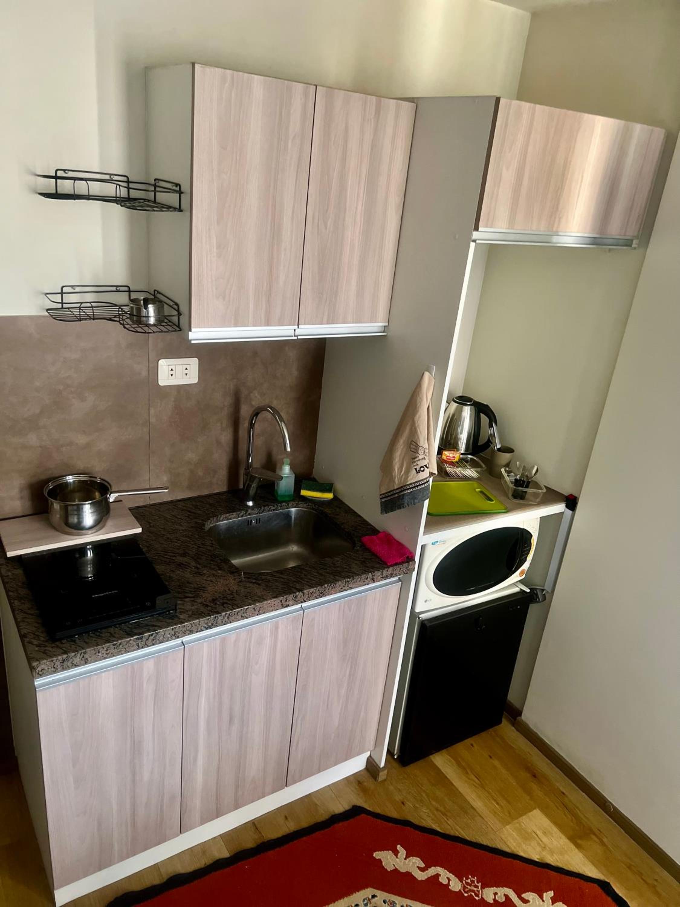 Moderno y cómodo estudio con espacio de trabajo