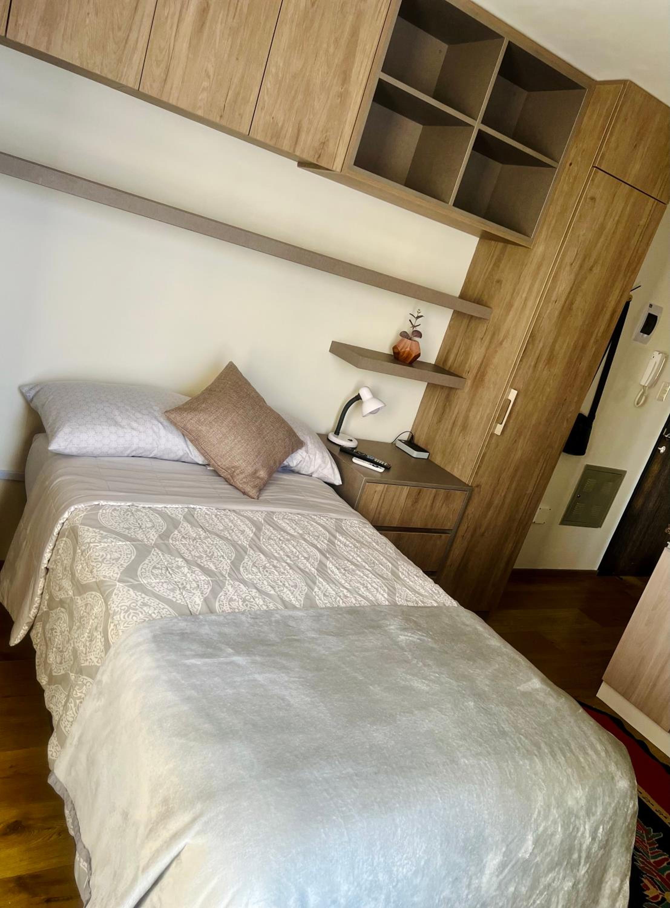 Moderno y cómodo estudio con espacio de trabajo