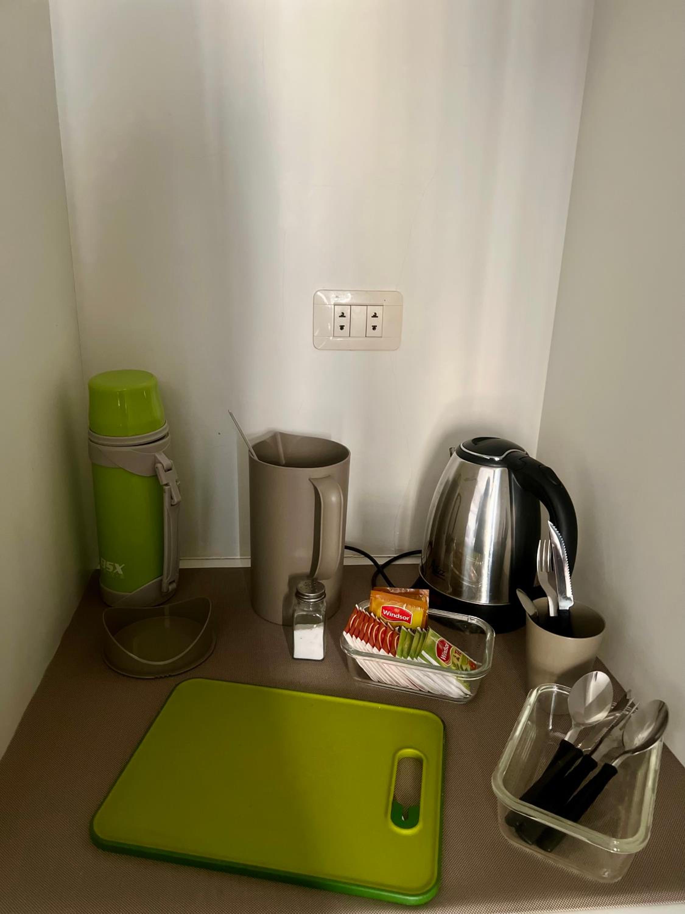 Moderno y cómodo estudio con espacio de trabajo